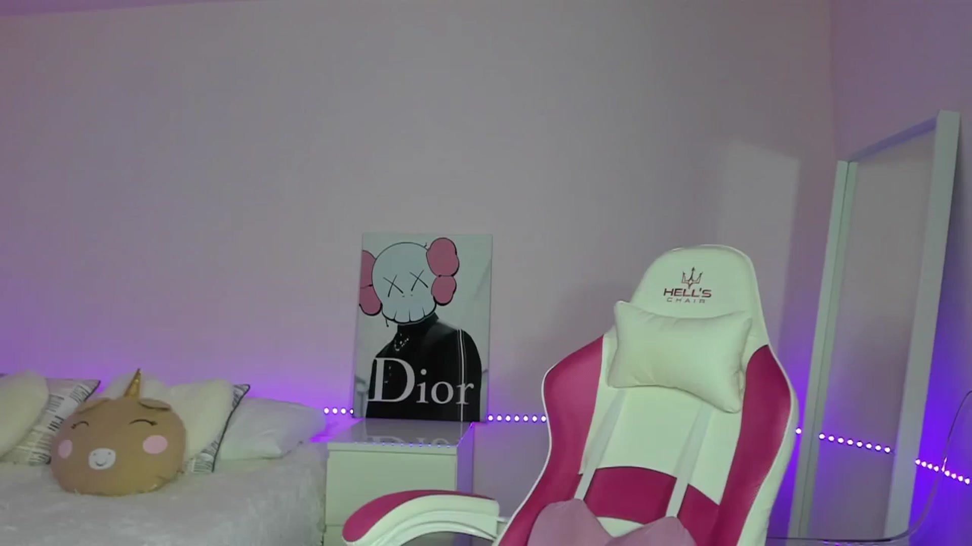 Gallery image thumbnail from Qarinah's myfreecams stream on, 08/20/2024, 23:06 image 10 of 20