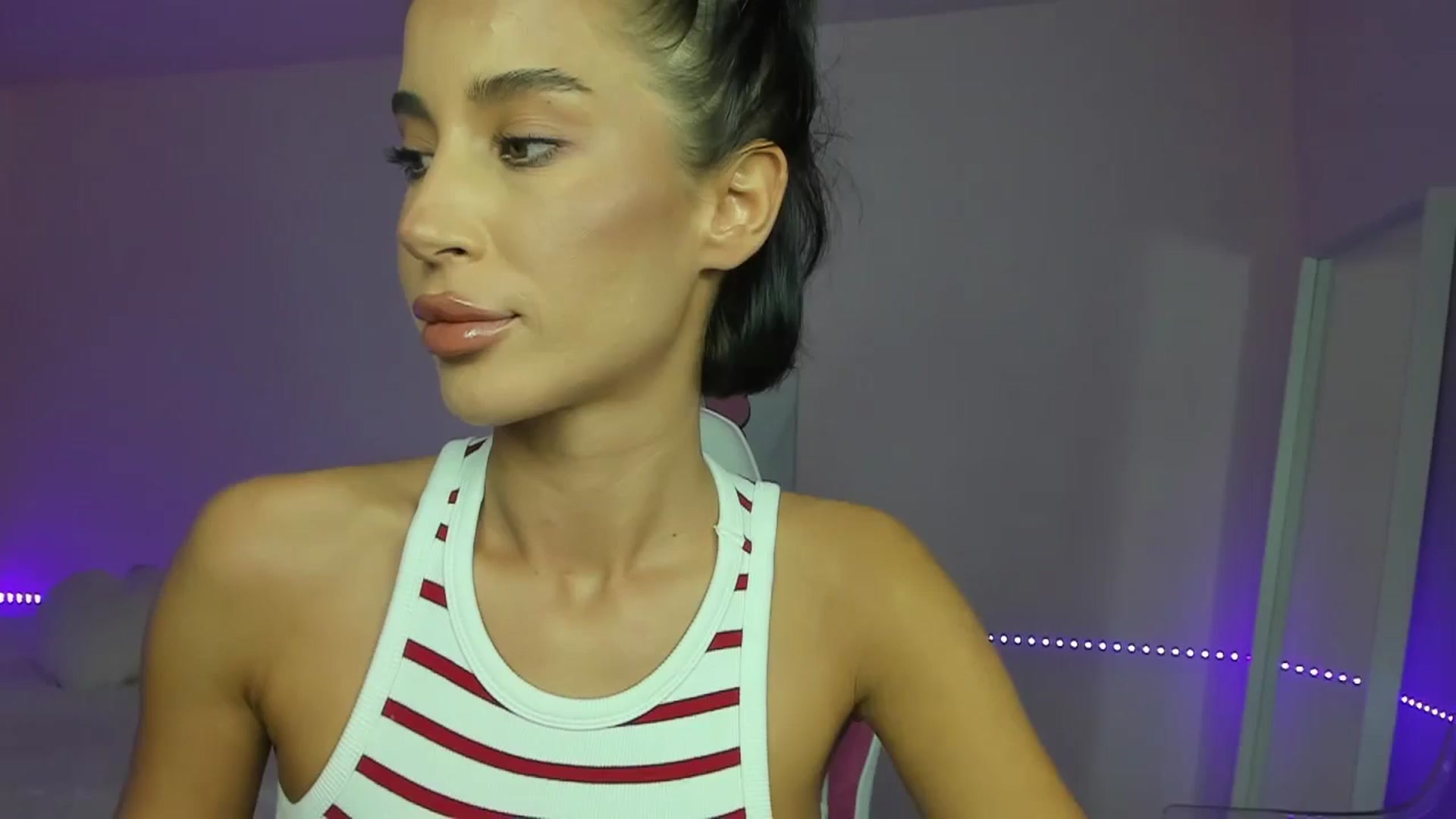 Gallery image thumbnail from Qarinah's myfreecams stream on, 08/22/2024, 24:27 image 1 of 20