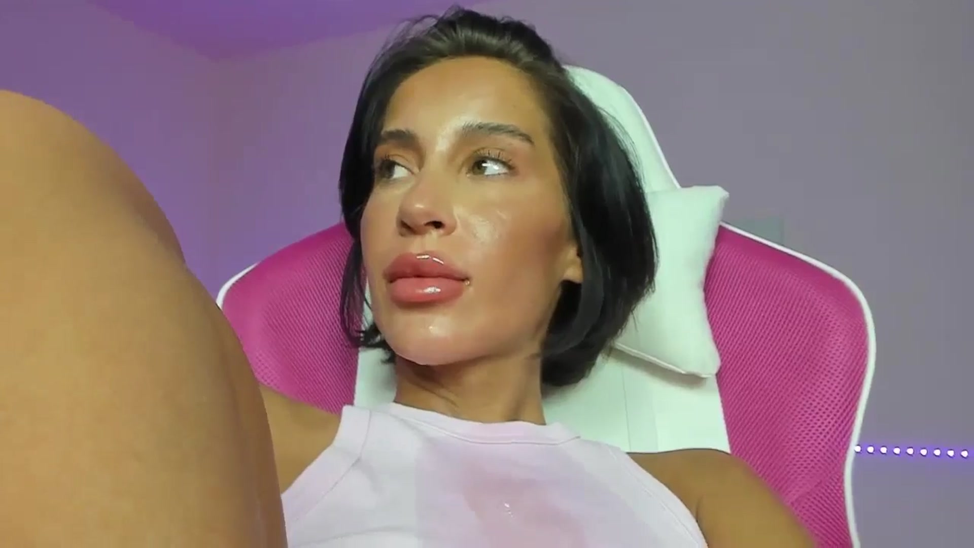 Gallery image thumbnail from Qarinah's myfreecams stream on, 08/23/2024, 02:44 image 19 of 20