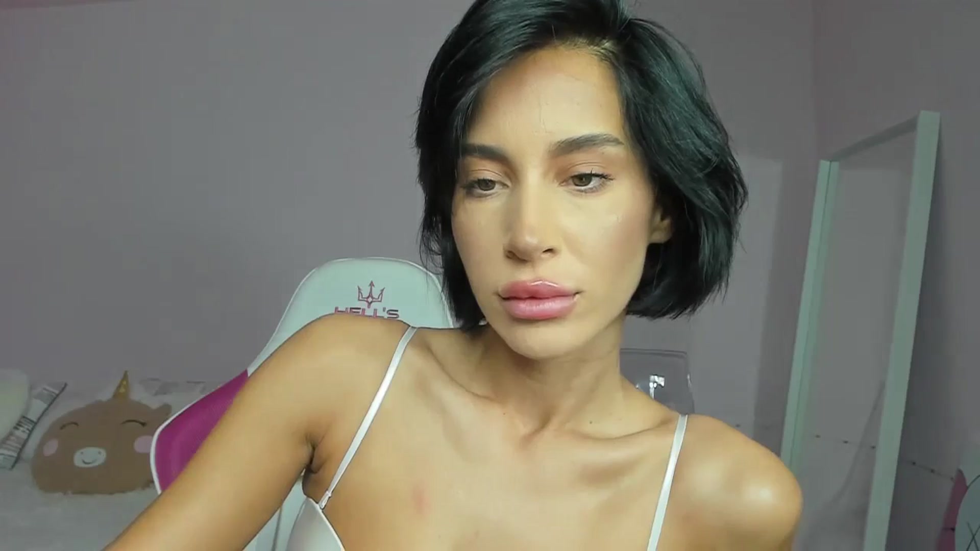 Gallery image thumbnail from Qarinah's myfreecams stream on, 08/27/2024, 13:41 image 16 of 20