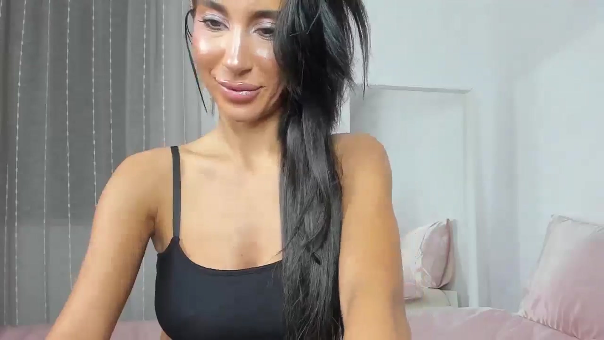 Gallery image thumbnail from Qarinah's myfreecams stream on, 12/27/2024, 24:51 image 7 of 20