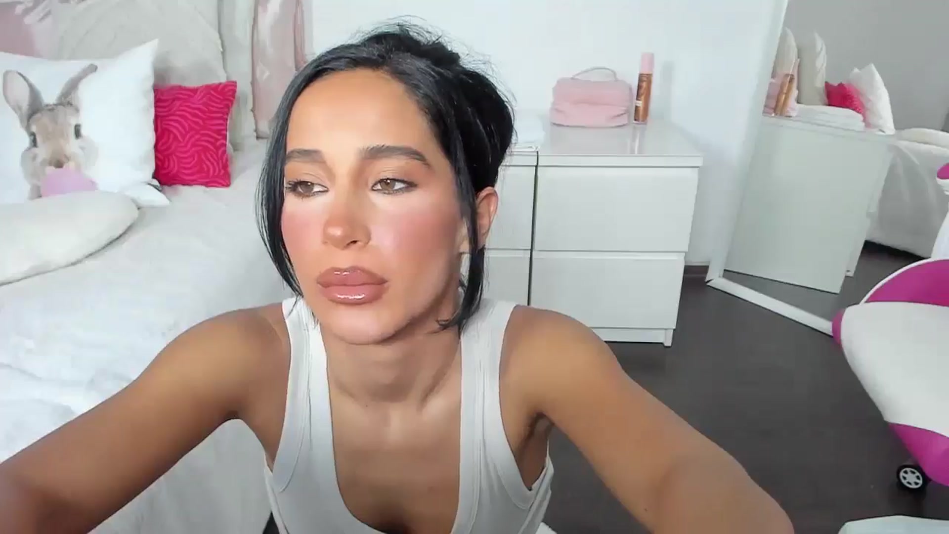 Gallery image thumbnail from Qarinah's myfreecams stream on, 04/26/2025, 23:09 image 16 of 20