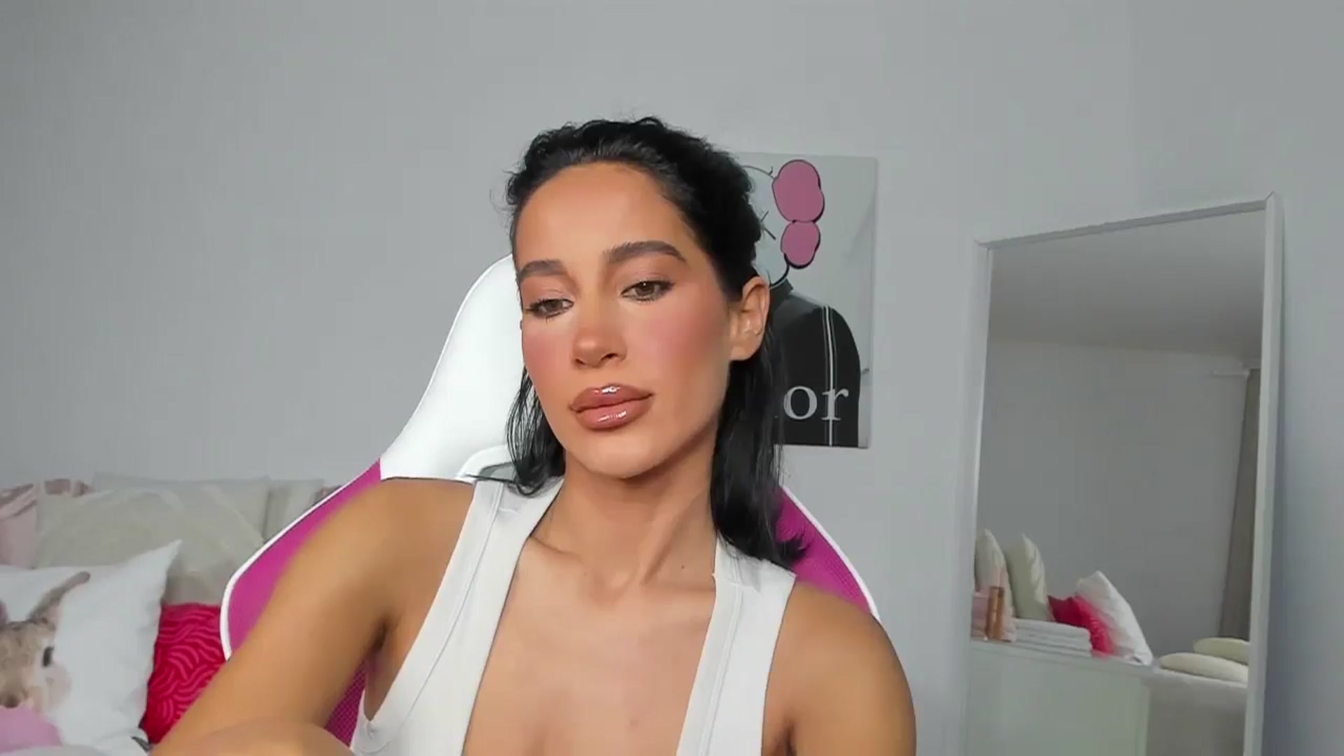 Gallery image thumbnail from Qarinah's myfreecams stream on, 04/26/2025, 23:09 image 4 of 20
