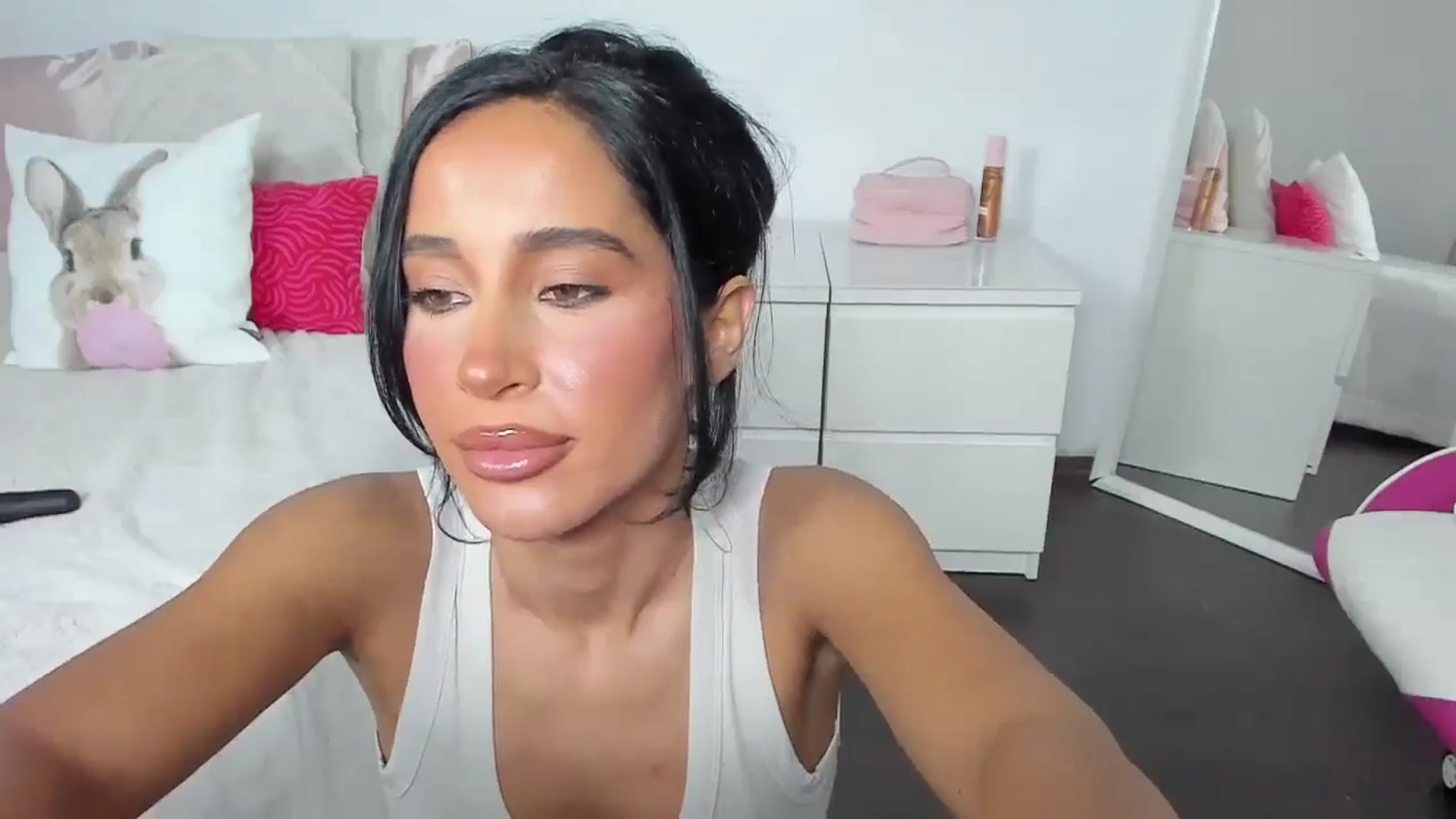 Gallery image thumbnail from Qarinah's myfreecams stream on, 04/27/2025, 01:21 image 16 of 20