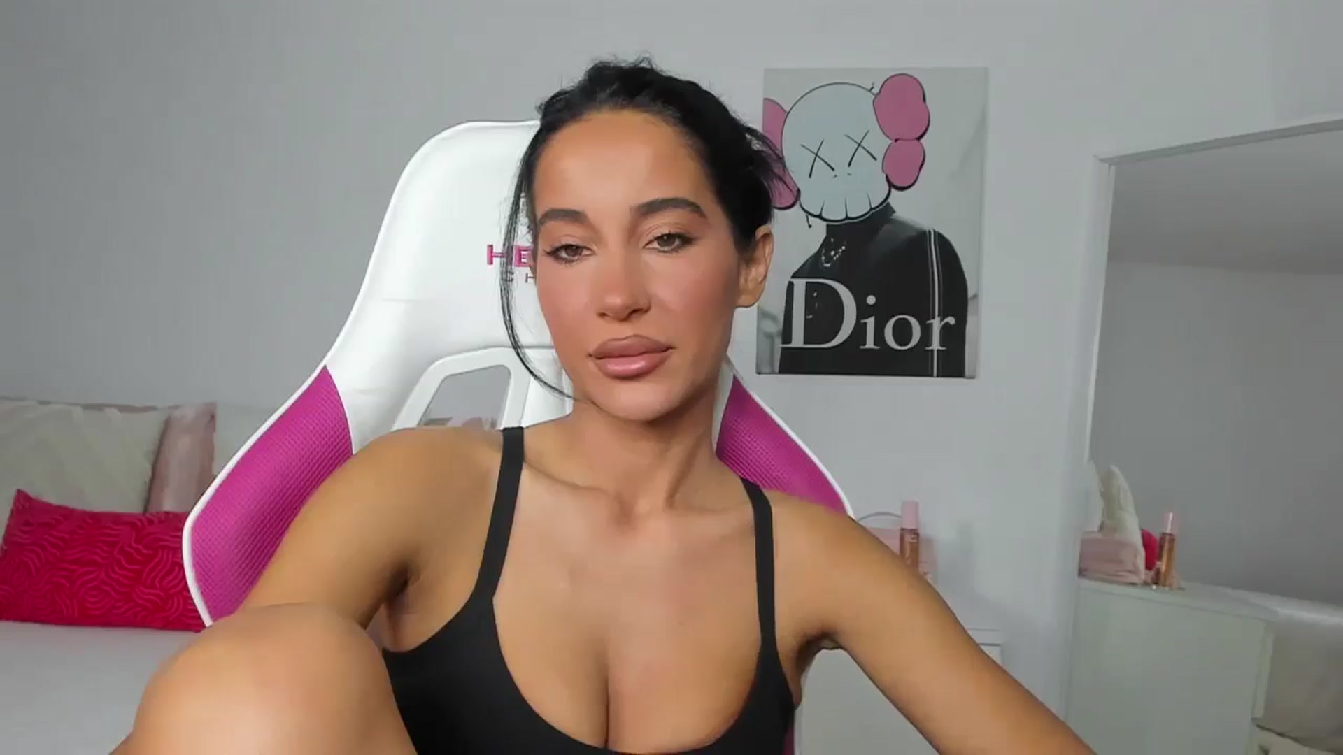 Gallery image thumbnail from Qarinah's myfreecams stream on, 04/29/2025, 23:18 image 3 of 20