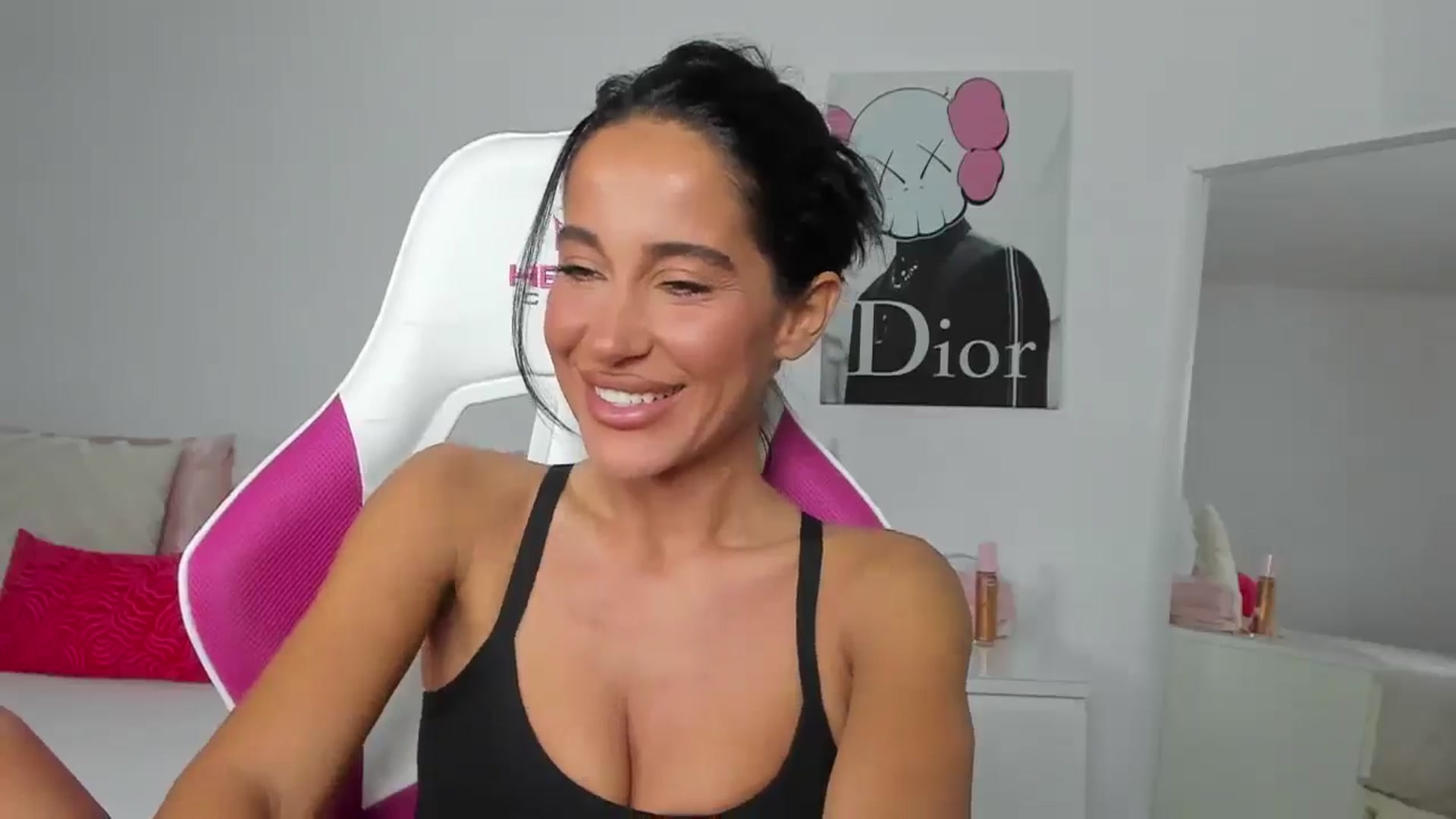 Gallery image thumbnail from Qarinah's myfreecams stream on, 04/29/2025, 23:18 image 7 of 20