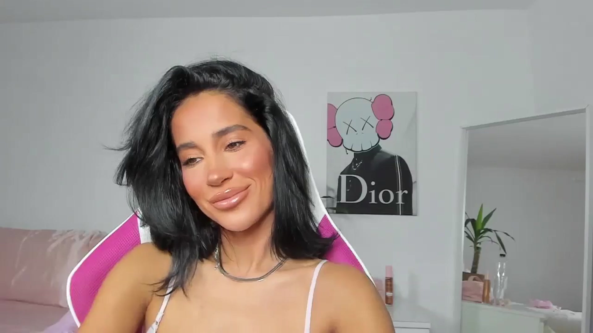 Gallery image thumbnail from Qarinah's myfreecams stream on, 05/03/2025, 24:19 image 13 of 20