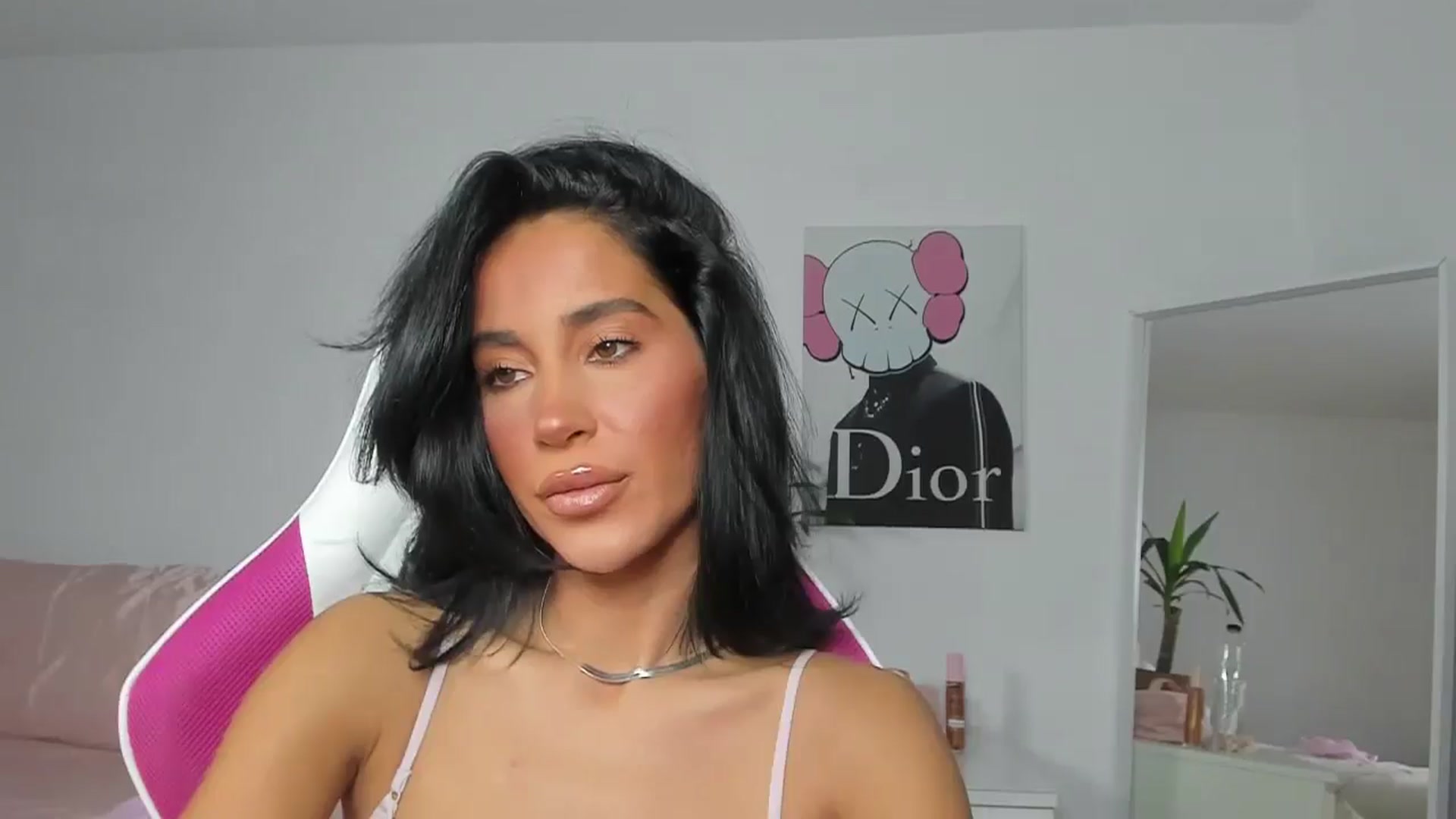 Gallery image thumbnail from Qarinah's myfreecams stream on, 05/03/2025, 24:19 image 15 of 20