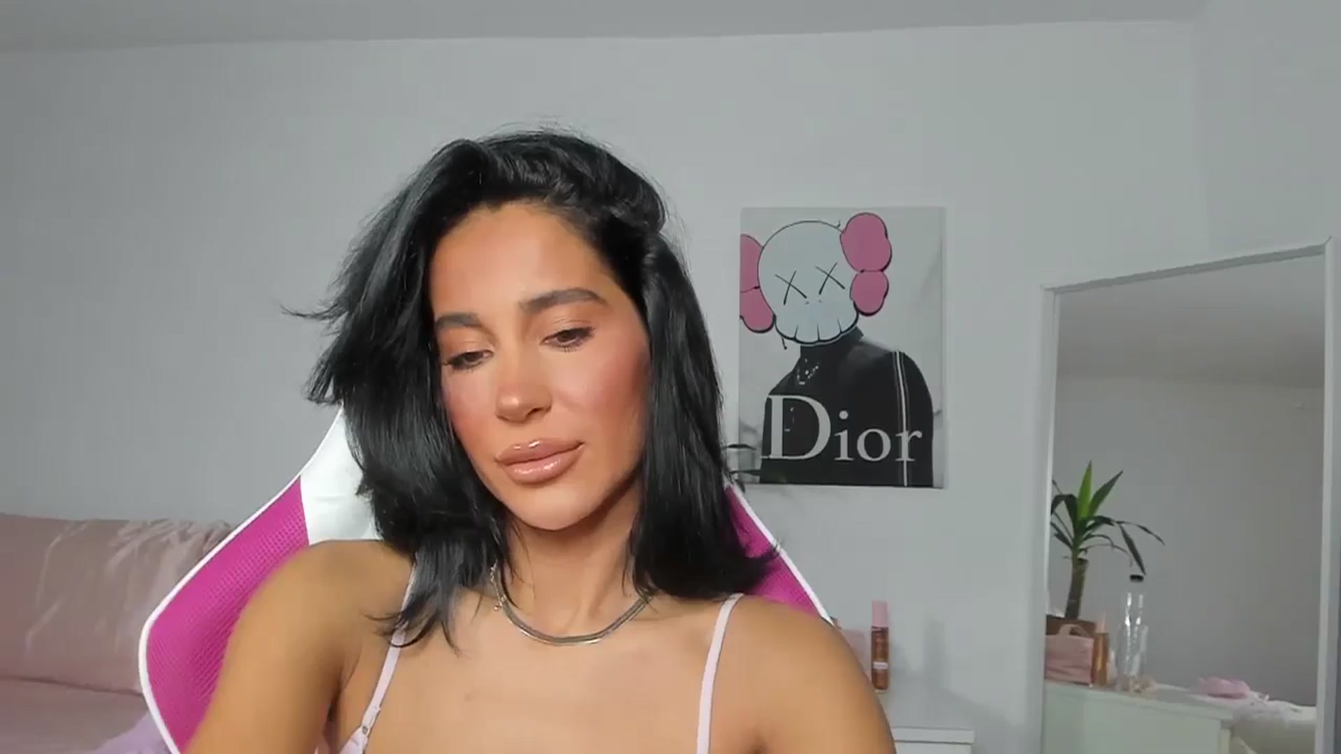 Gallery image thumbnail from Qarinah's myfreecams stream on, 05/03/2025, 24:19 image 14 of 20
