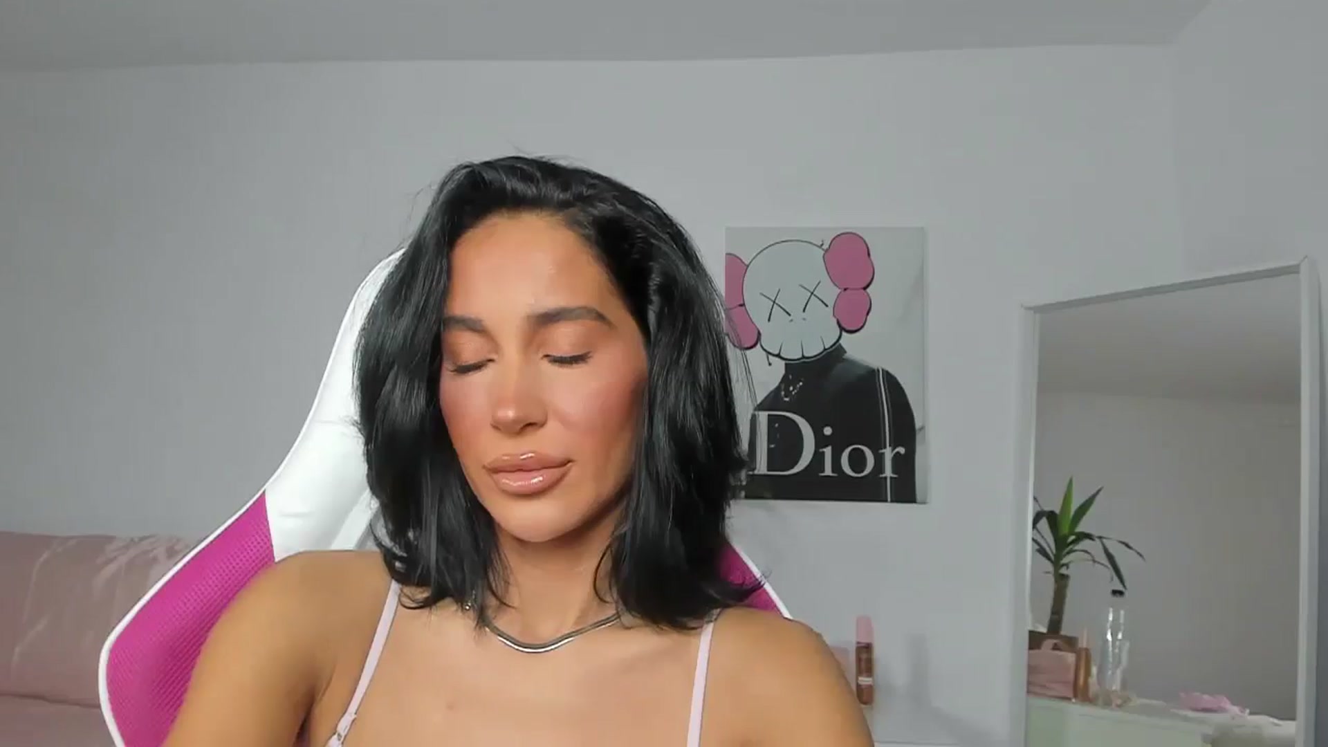 Gallery image thumbnail from Qarinah's myfreecams stream on, 05/03/2025, 24:19 image 6 of 20