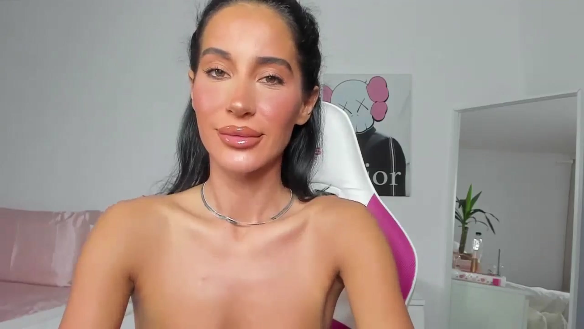 Gallery image thumbnail from Qarinah's myfreecams stream on, 05/04/2025, 24:19 image 9 of 20