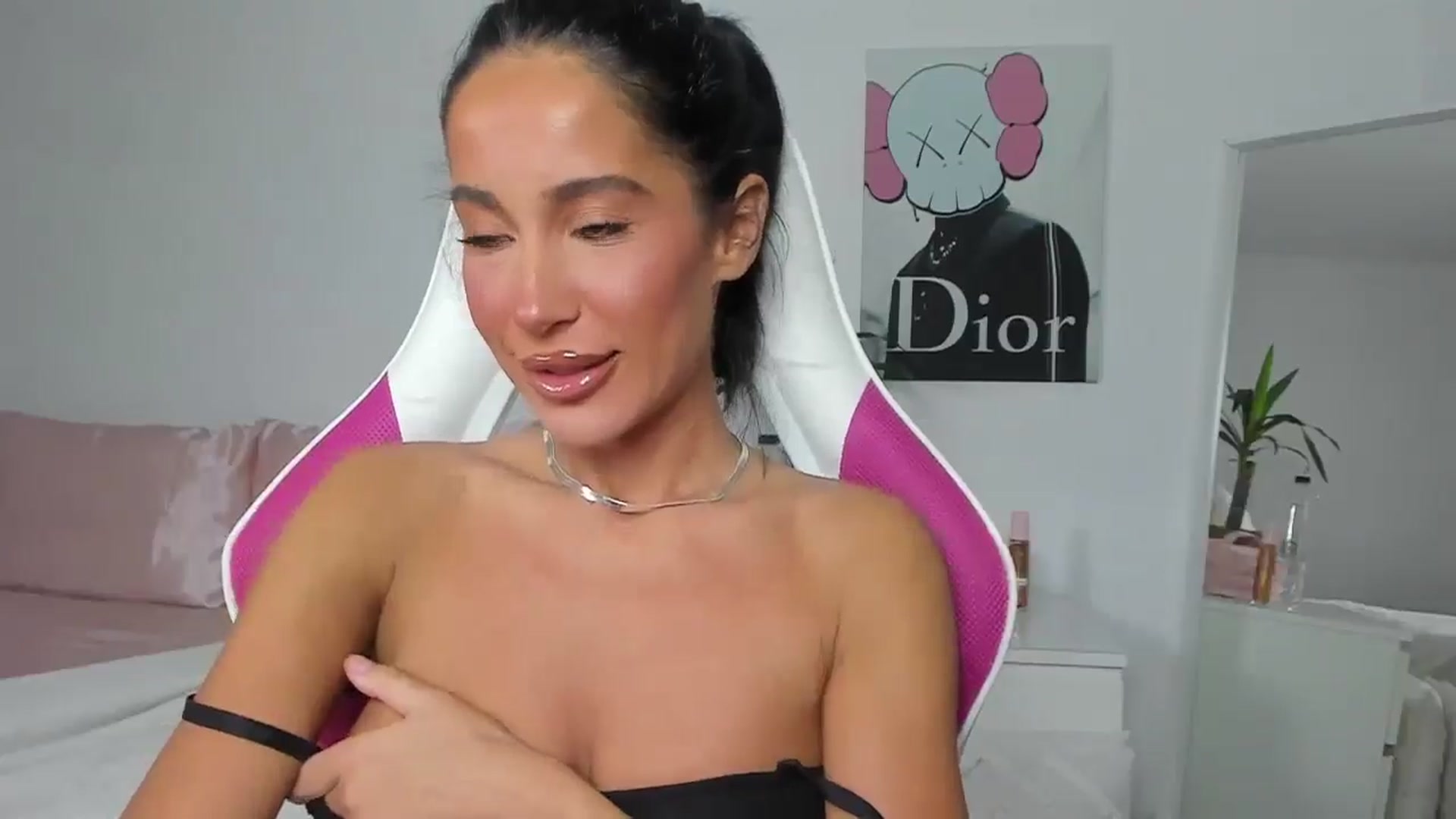 Gallery image thumbnail from Qarinah's myfreecams stream on, 05/05/2025, 23:09 image 13 of 20