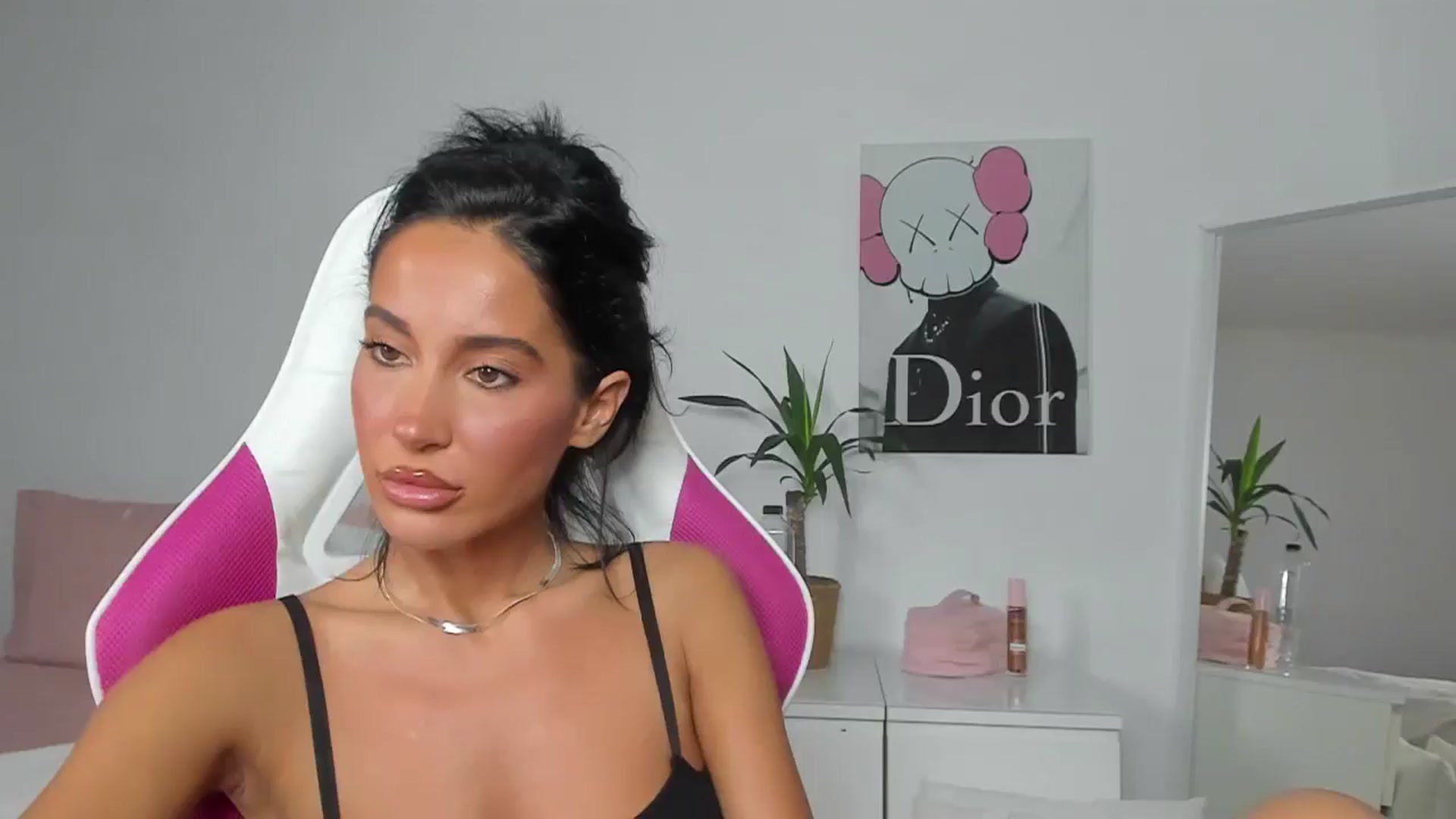 Gallery image thumbnail from Qarinah's myfreecams stream on, 05/06/2025, 02:18 image 15 of 20