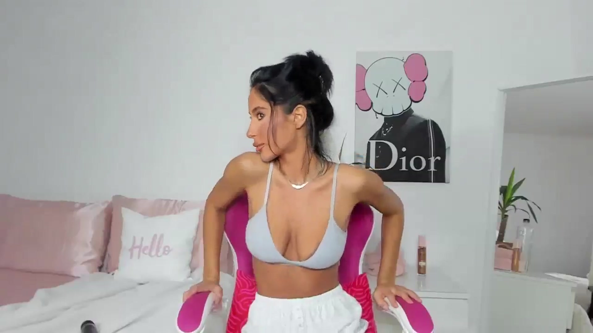 Gallery image thumbnail from Qarinah's myfreecams stream on, 05/07/2025, 24:00 image 19 of 20