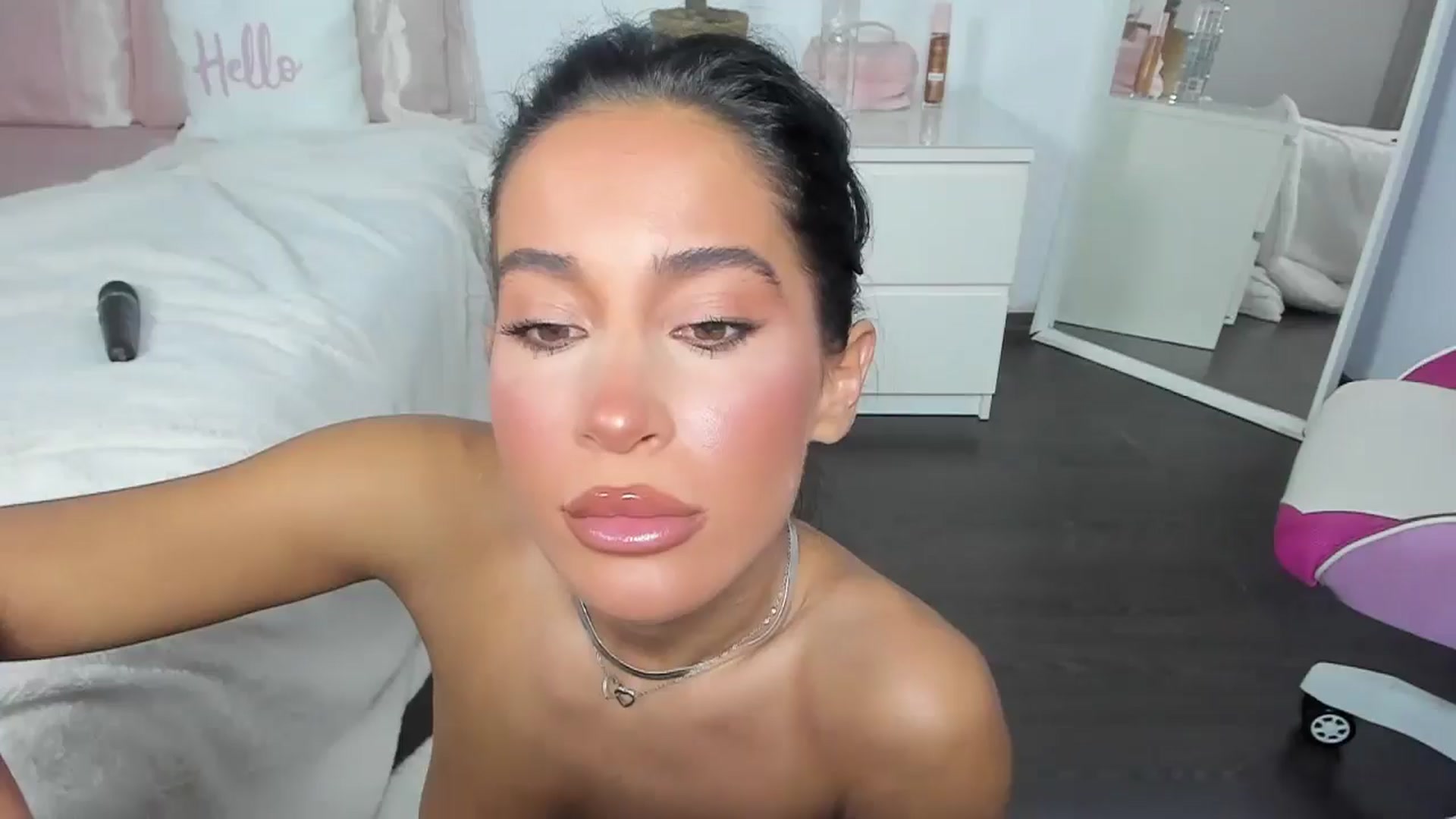 Gallery image thumbnail from Qarinah's myfreecams stream on, 05/08/2025, 23:28 image 19 of 20
