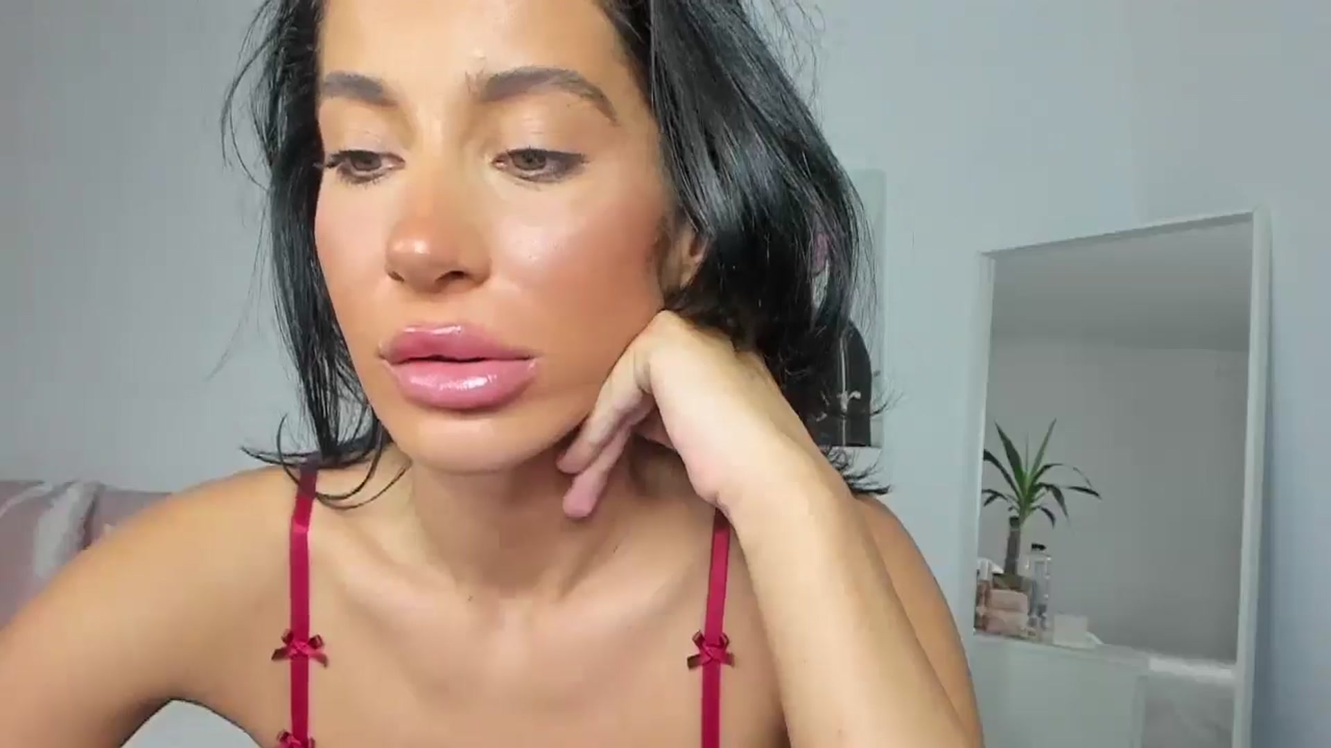 Gallery image thumbnail from Qarinah's myfreecams stream on, 05/14/2025, 02:00 image 19 of 20