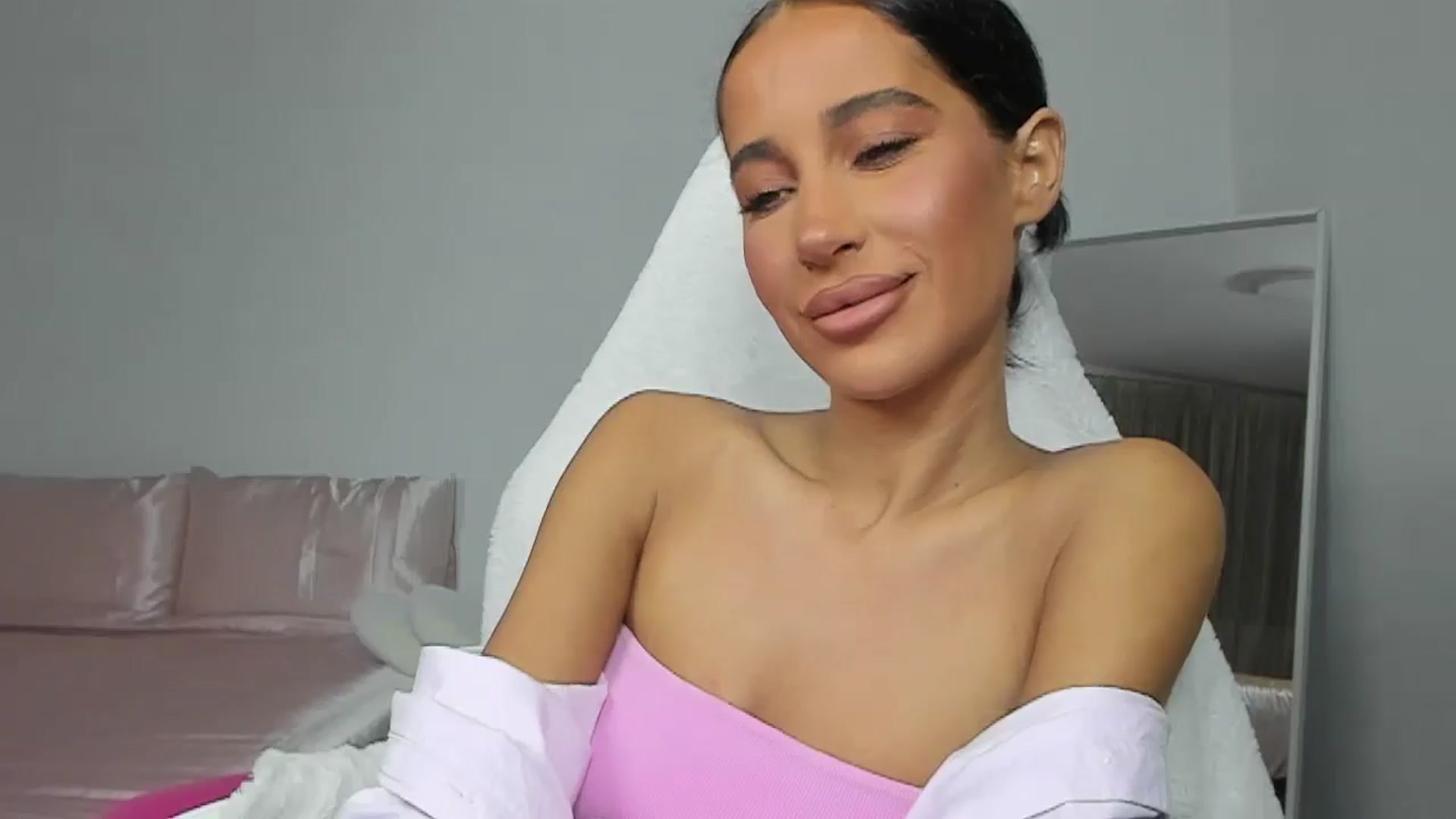 Gallery image thumbnail from Qarinah's myfreecams stream on, 05/27/2025, 24:49 image 3 of 20