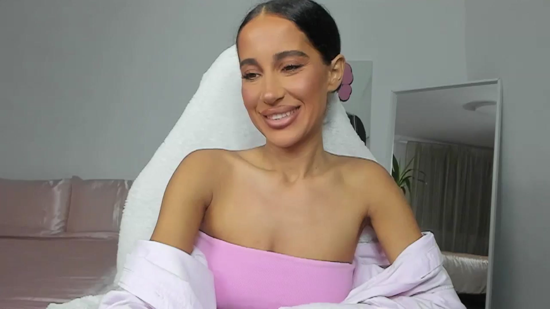 Gallery image thumbnail from Qarinah's myfreecams stream on, 05/27/2025, 24:49 image 2 of 20