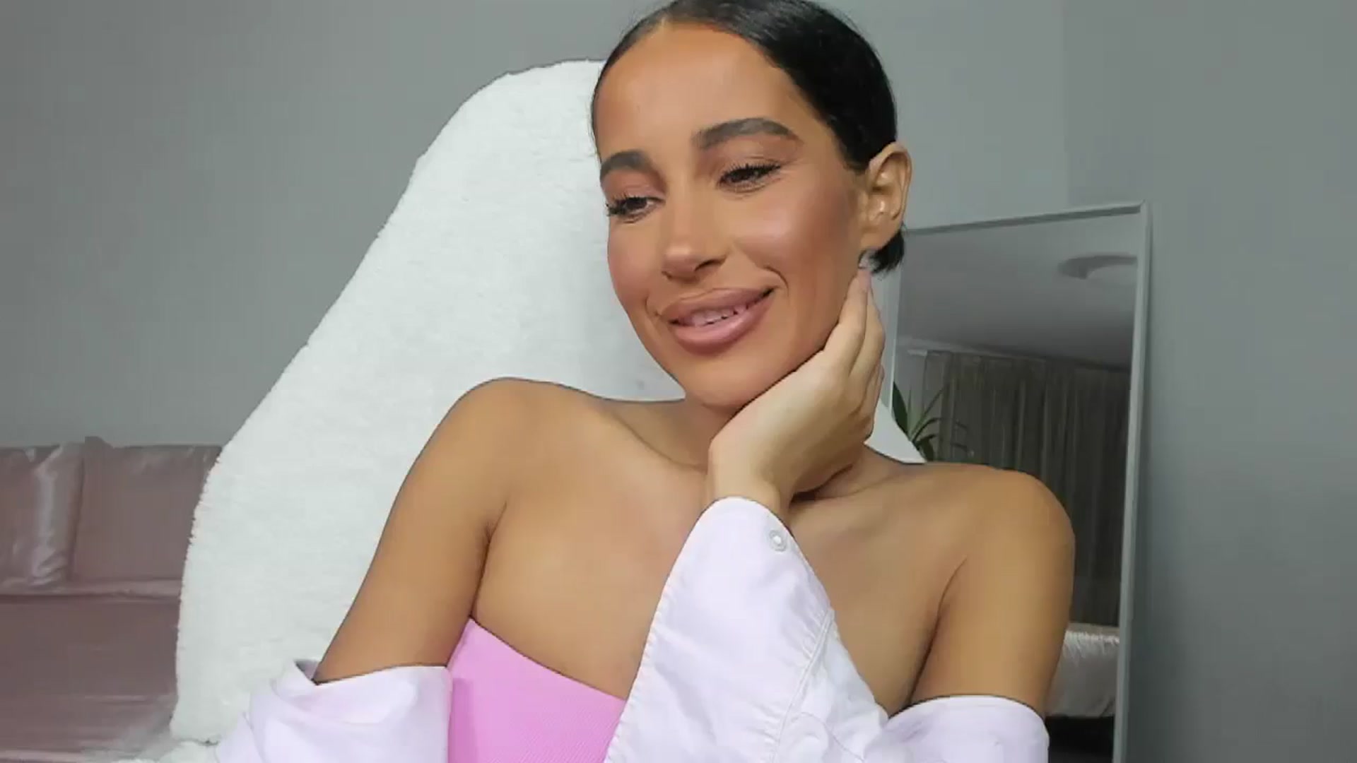 Gallery image thumbnail from Qarinah's myfreecams stream on, 05/27/2025, 24:49 image 5 of 20