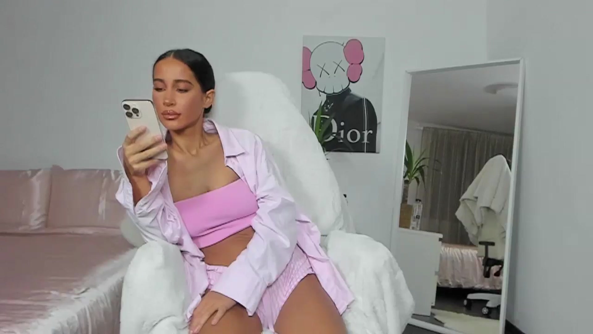 Gallery image thumbnail from Qarinah's myfreecams stream on, 05/27/2025, 24:49 image 16 of 20