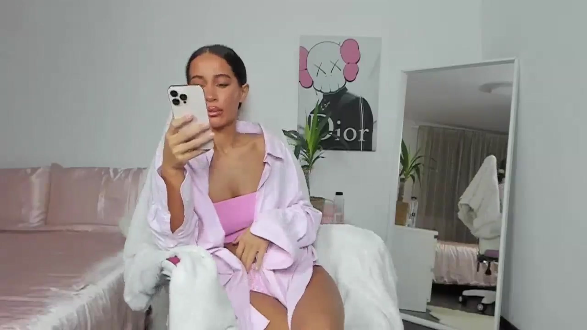 Gallery image thumbnail from Qarinah's myfreecams stream on, 05/27/2025, 24:49 image 17 of 20