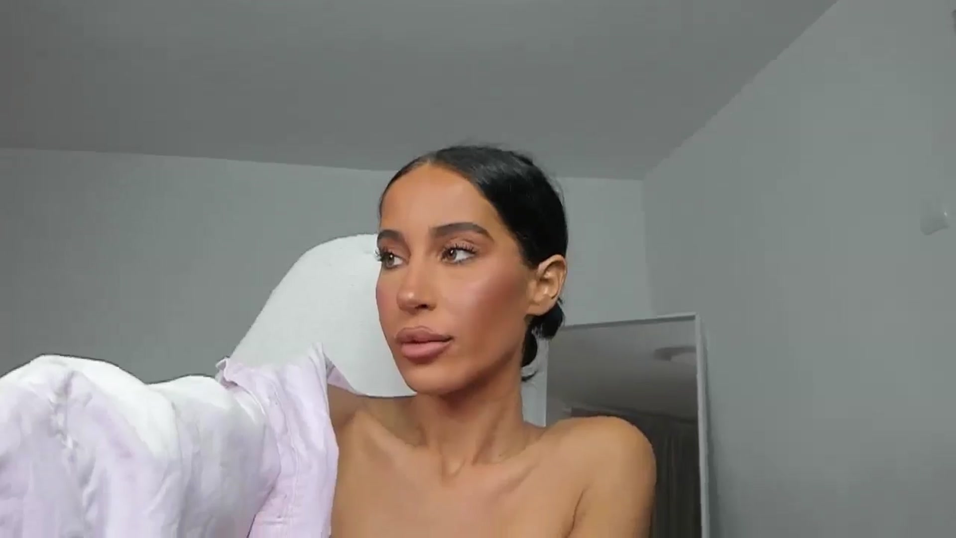 Gallery image thumbnail from Qarinah's myfreecams stream on, 05/27/2025, 24:49 image 13 of 20