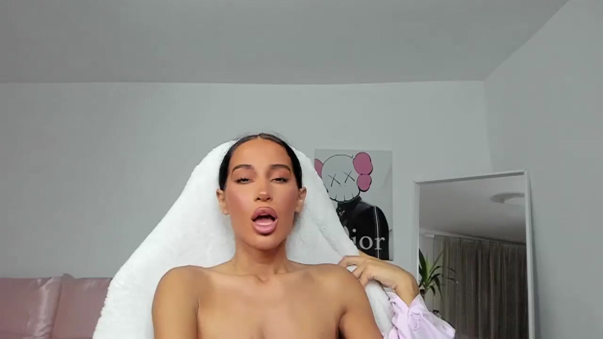 Gallery image thumbnail from Qarinah's myfreecams stream on, 05/27/2025, 24:49 image 8 of 20
