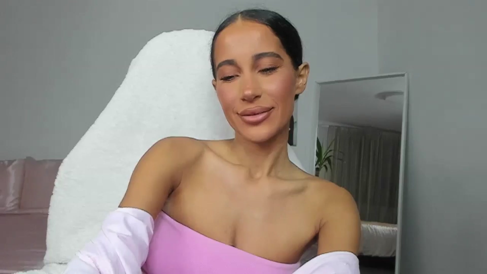 Gallery image thumbnail from Qarinah's myfreecams stream on, 05/27/2025, 24:49 image 4 of 20