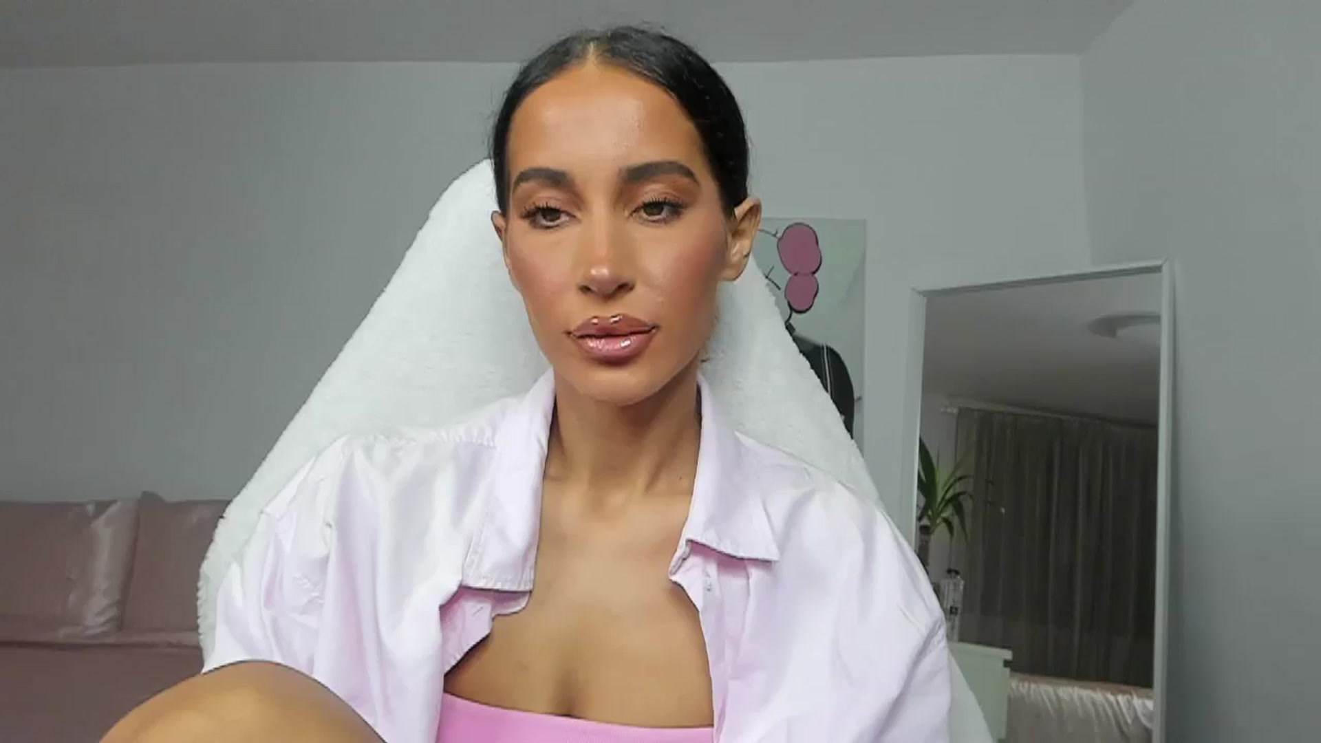 Gallery image thumbnail from Qarinah's myfreecams stream on, 05/27/2025, 24:49 image 18 of 20