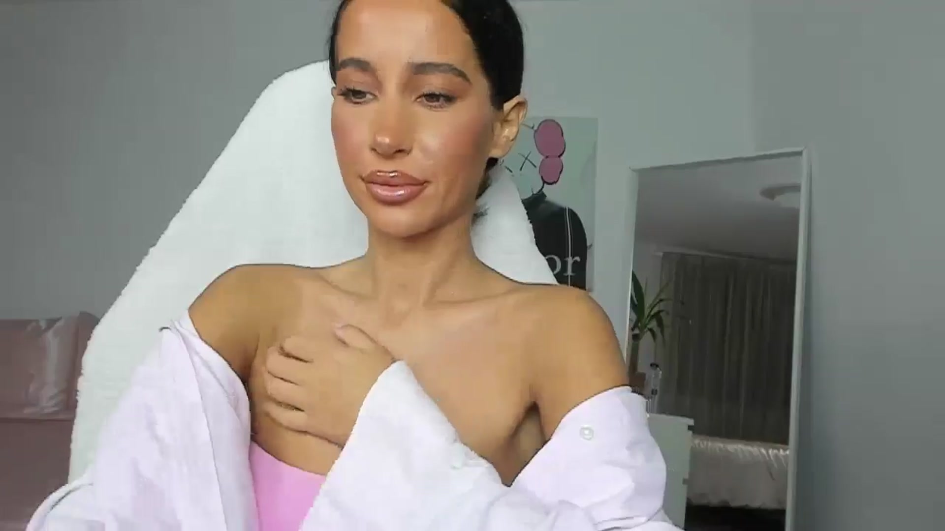 Gallery image thumbnail from Qarinah's myfreecams stream on, 05/27/2025, 03:01 image 8 of 20