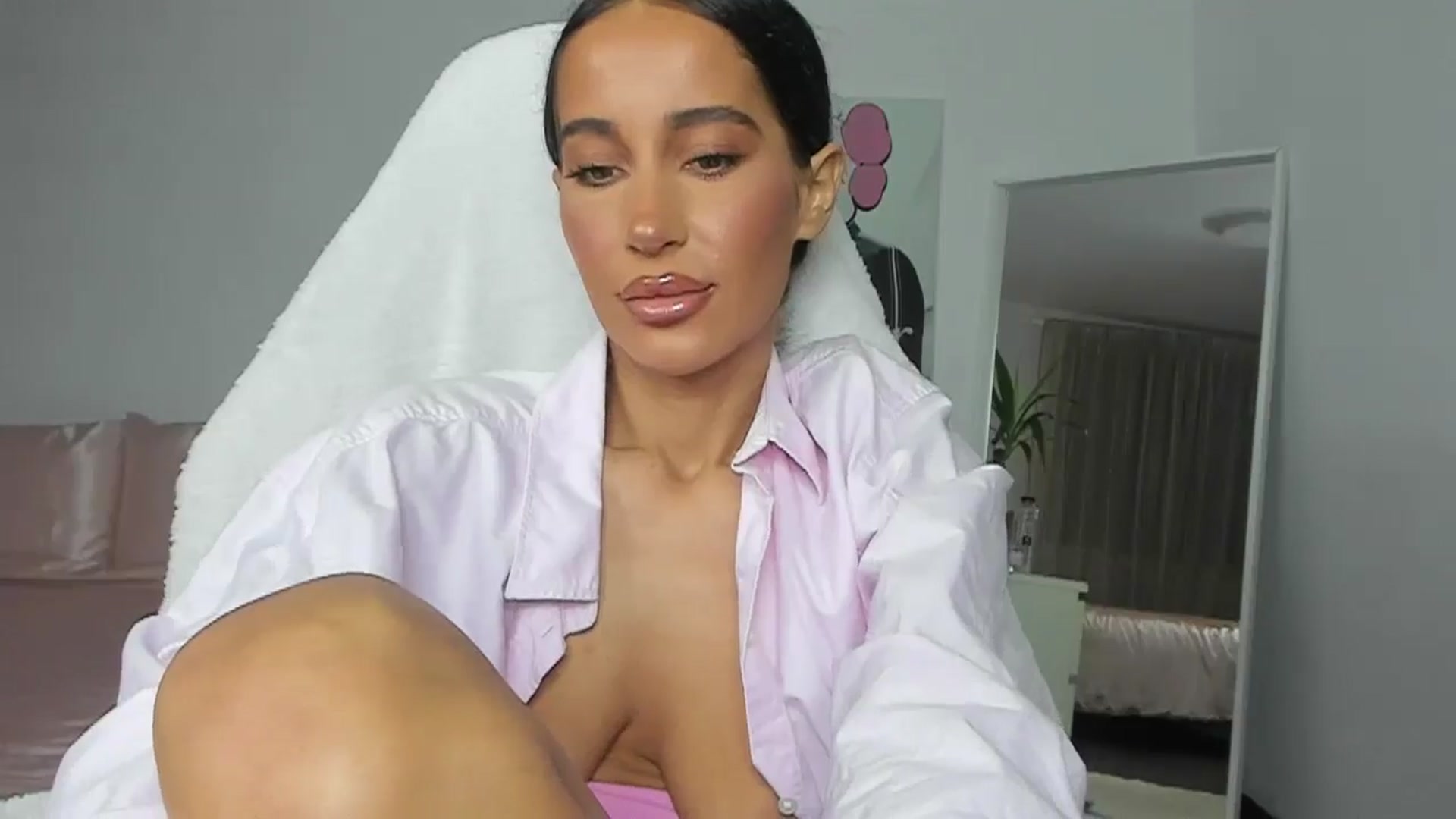 Gallery image thumbnail from Qarinah's myfreecams stream on, 05/27/2025, 03:01 image 2 of 20