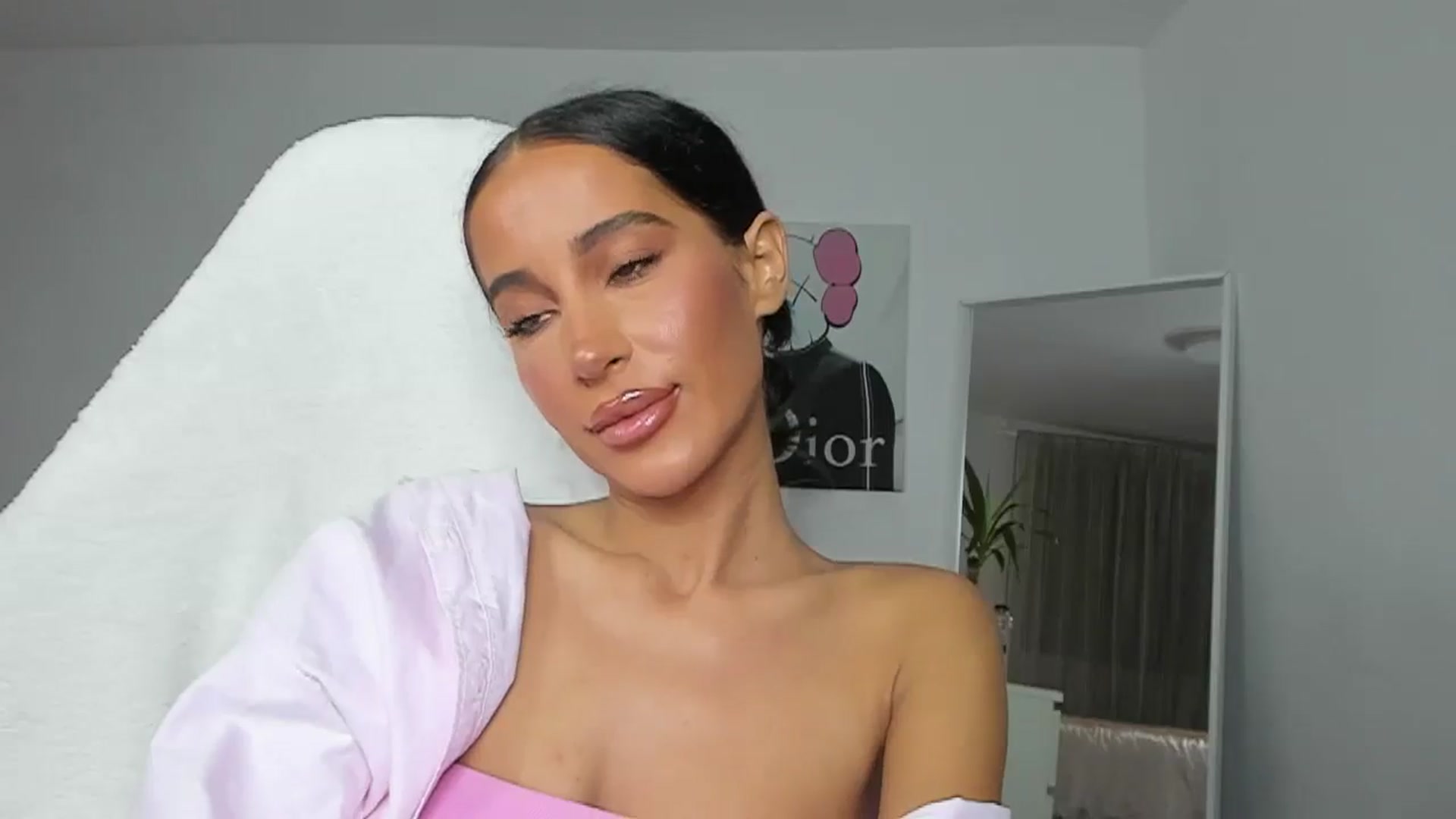 Gallery image thumbnail from Qarinah's myfreecams stream on, 05/27/2025, 03:01 image 17 of 20