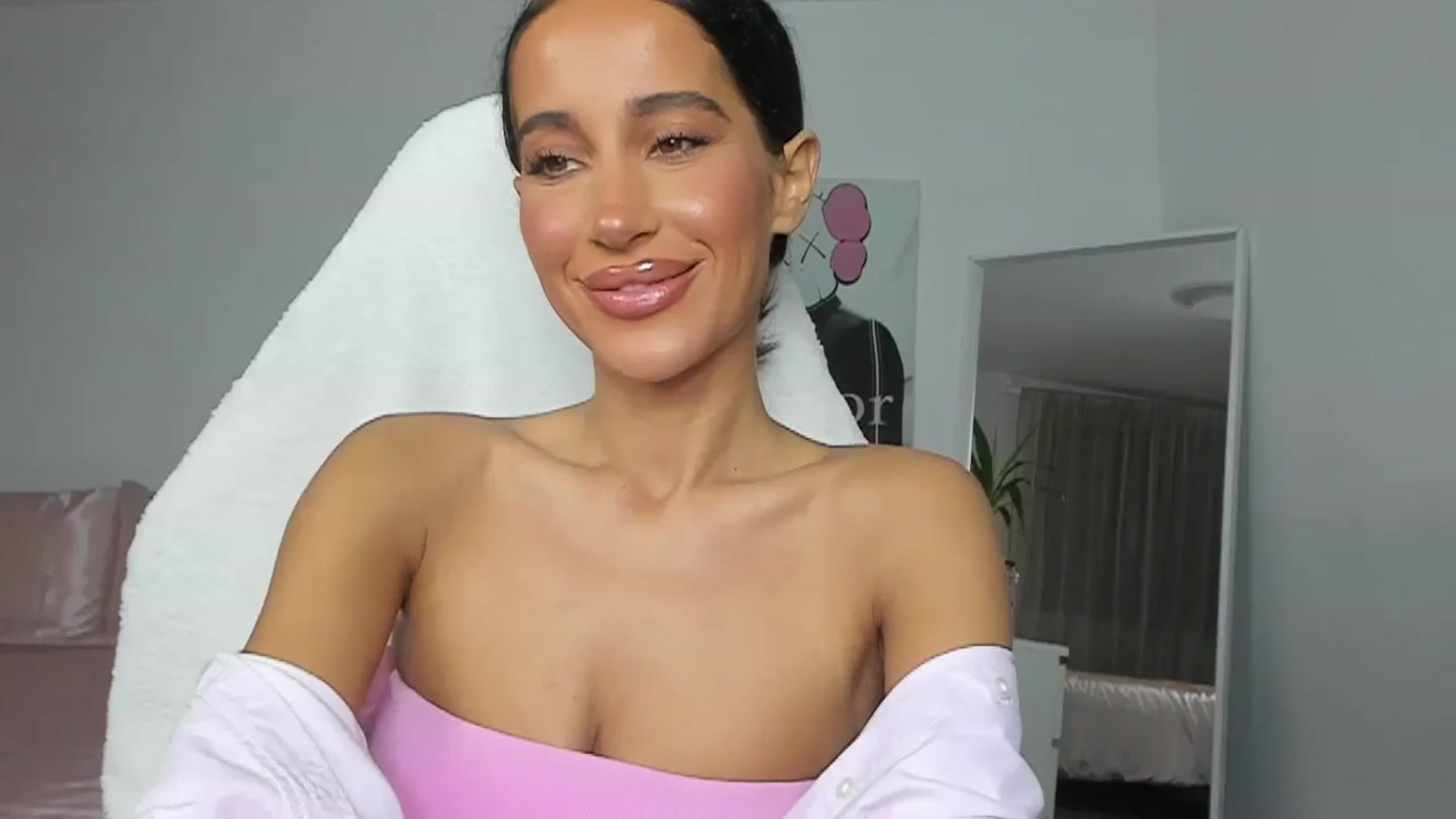 Gallery image thumbnail from Qarinah's myfreecams stream on, 05/27/2025, 03:01 image 10 of 20