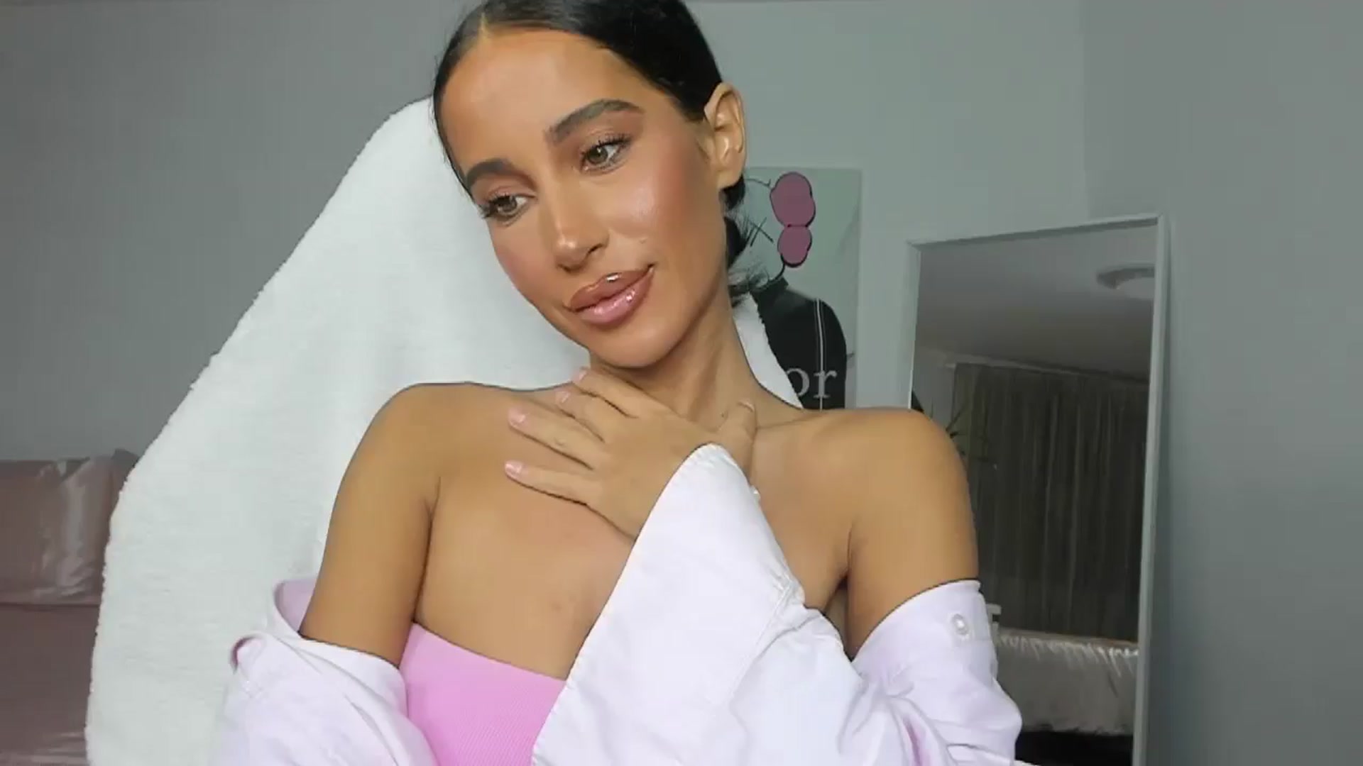 Gallery image thumbnail from Qarinah's myfreecams stream on, 05/27/2025, 03:01 image 9 of 20