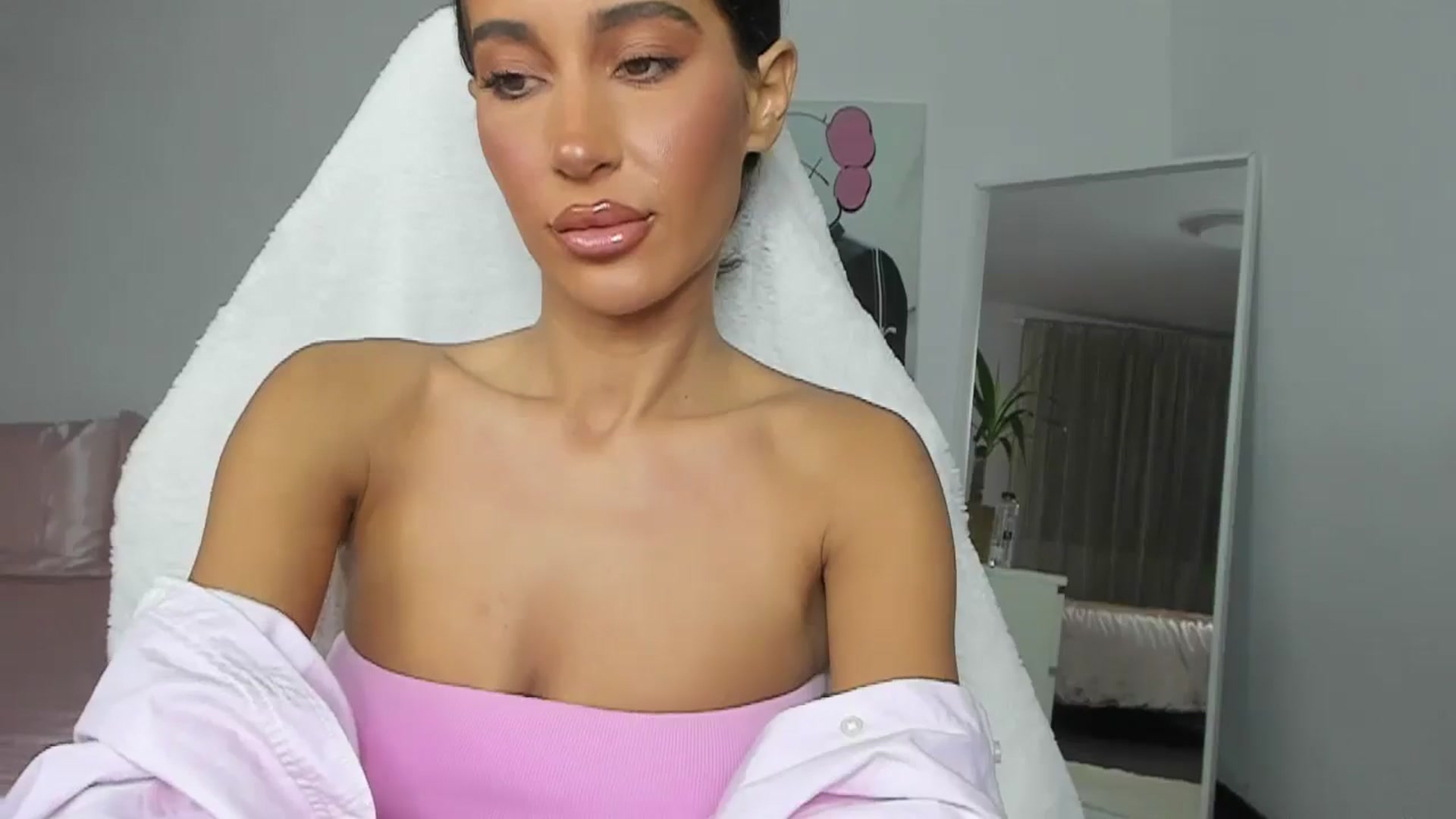 Gallery image thumbnail from Qarinah's myfreecams stream on, 05/27/2025, 03:01 image 5 of 20