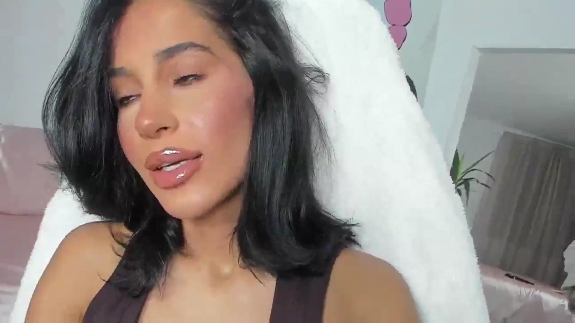 Gallery image thumbnail from Qarinah's myfreecams stream on, 06/01/2025, 24:52 image 10 of 20