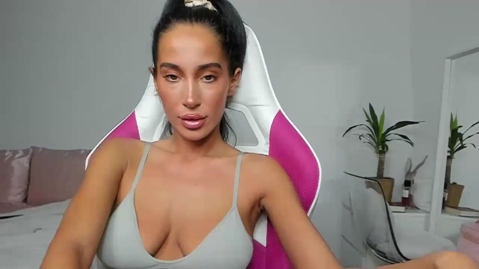 Gallery image thumbnail from Qarinah's myfreecams stream on, 06/03/2025, 23:47 image 12 of 20