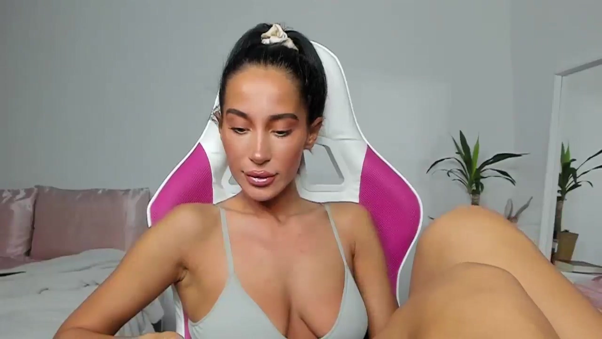 Gallery image thumbnail from Qarinah's myfreecams stream on, 06/03/2025, 23:47 image 14 of 20