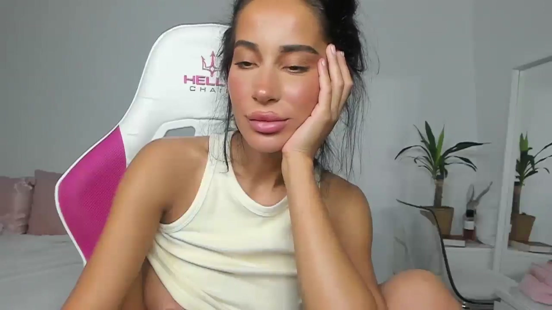 Gallery image thumbnail from Qarinah's myfreecams stream on, 06/06/2025, 01:25 image 2 of 20