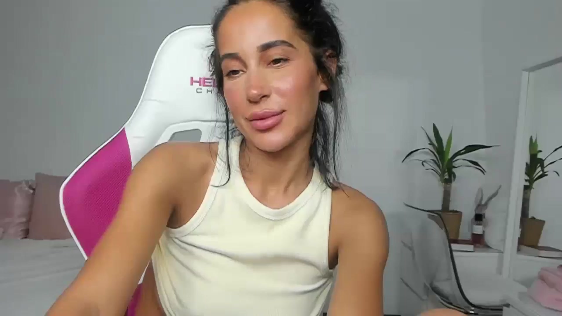 Gallery image thumbnail from Qarinah's myfreecams stream on, 06/06/2025, 01:25 image 6 of 20