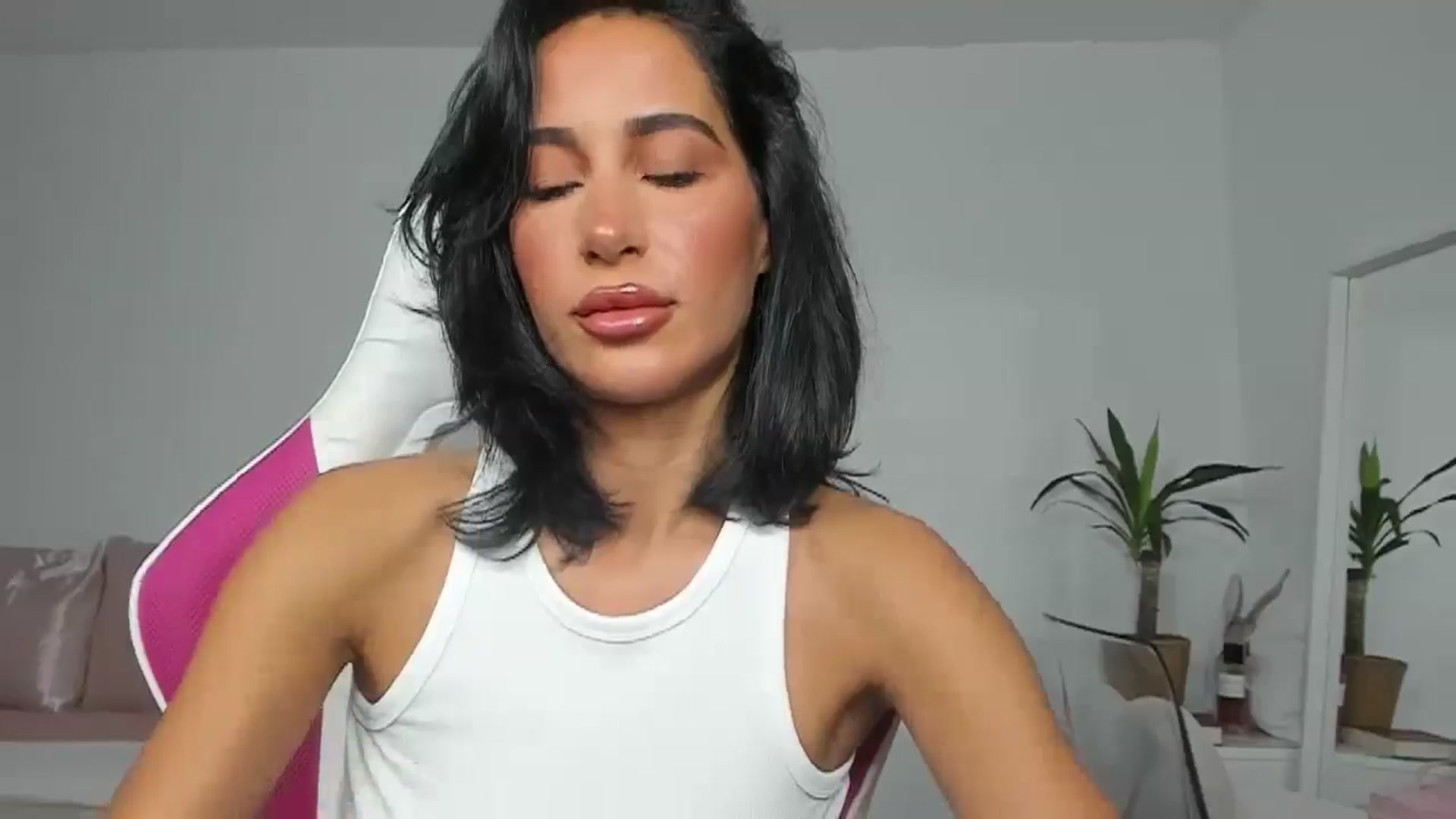 Gallery image thumbnail from Qarinah's myfreecams stream on, 06/07/2025, 24:25 image 19 of 20
