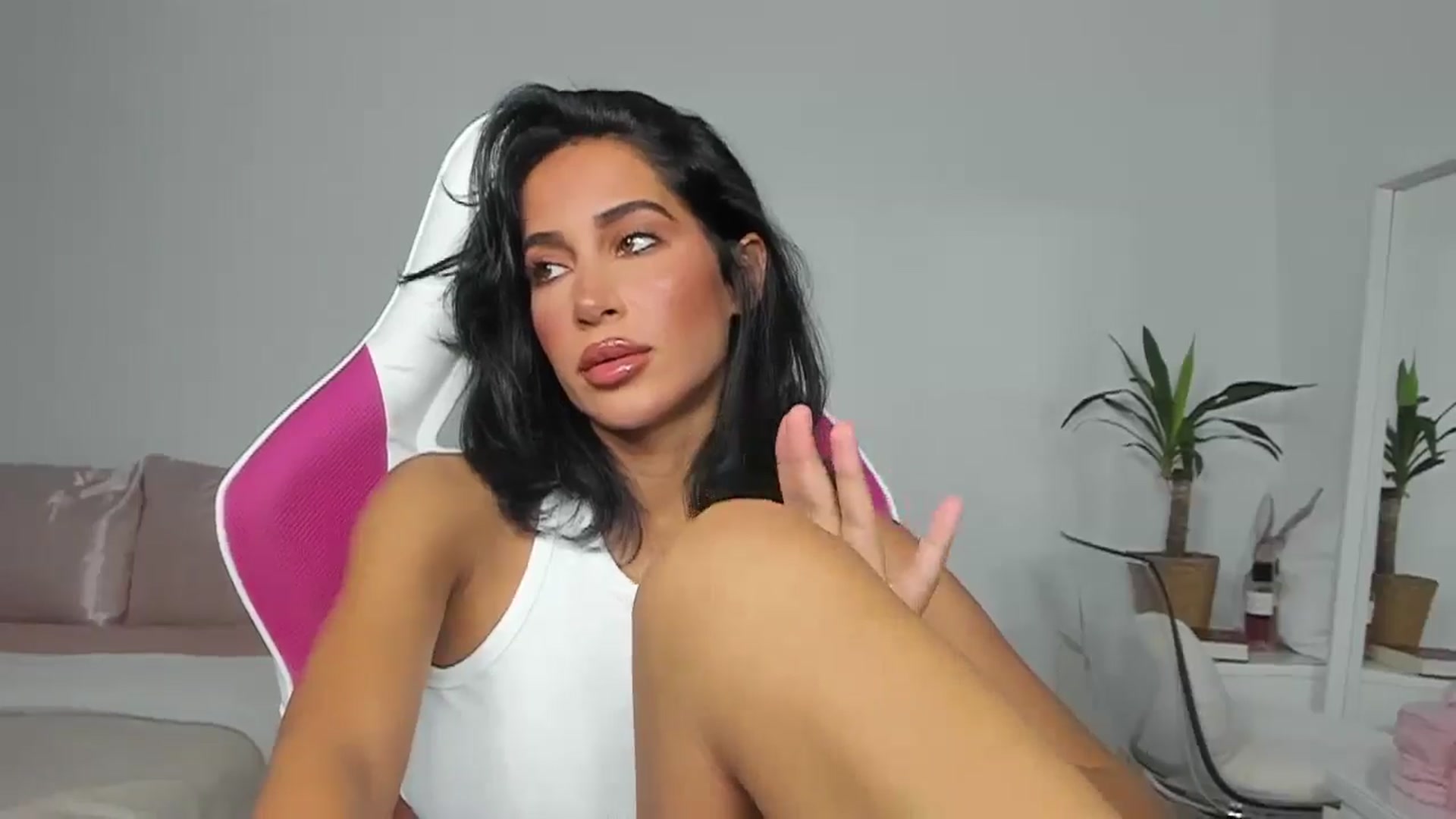 Gallery image thumbnail from Qarinah's myfreecams stream on, 06/07/2025, 24:25 image 6 of 20