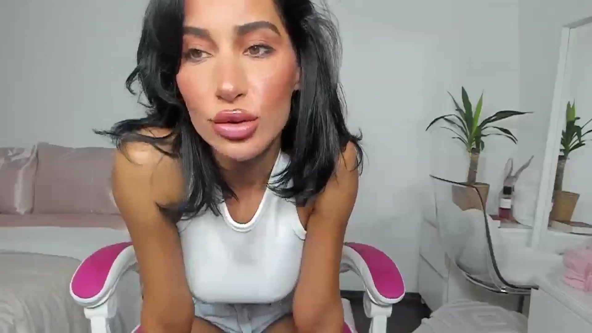 Gallery image thumbnail from Qarinah's myfreecams stream on, 06/07/2025, 24:25 image 13 of 20