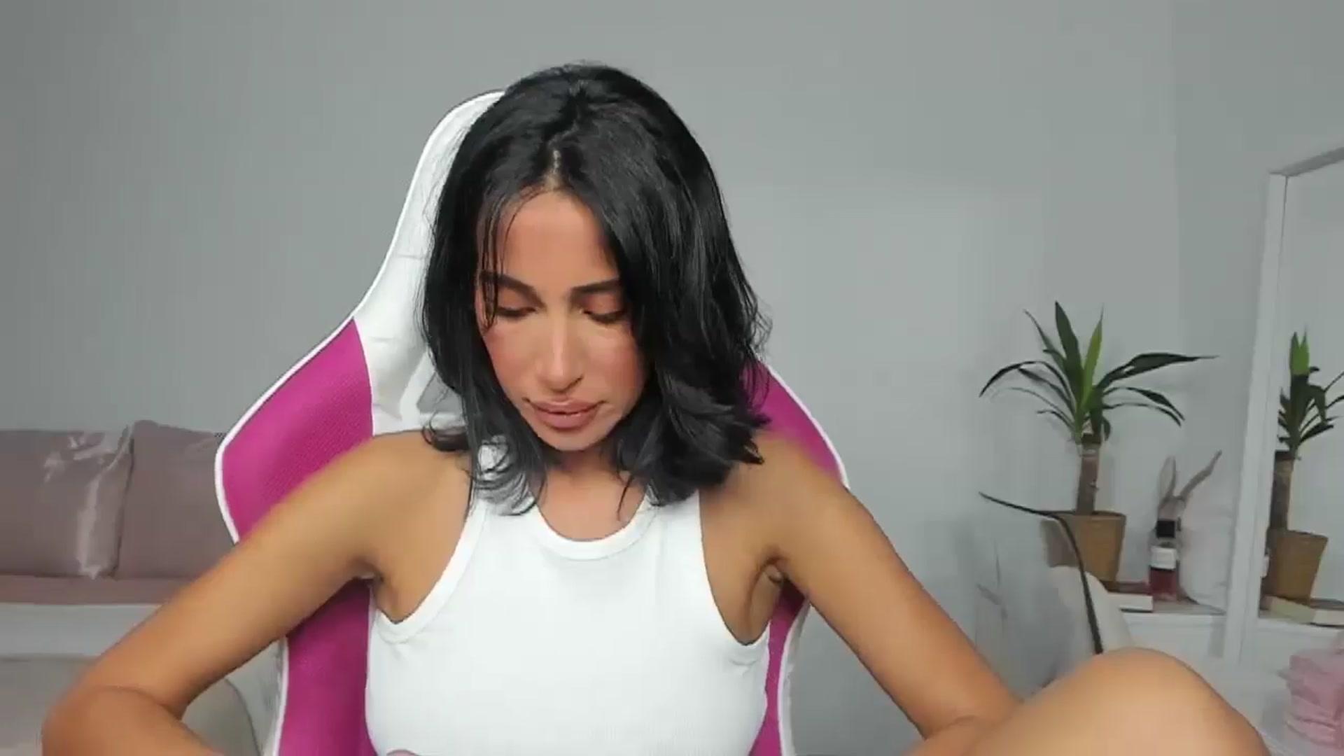 Gallery image thumbnail from Qarinah's myfreecams stream on, 06/07/2025, 24:25 image 5 of 20