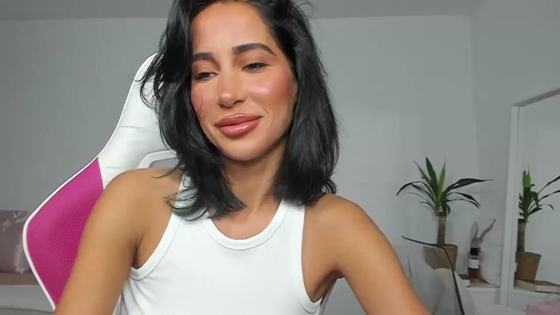Gallery image thumbnail from Qarinah's myfreecams stream on, 06/07/2025, 24:25 image 17 of 20