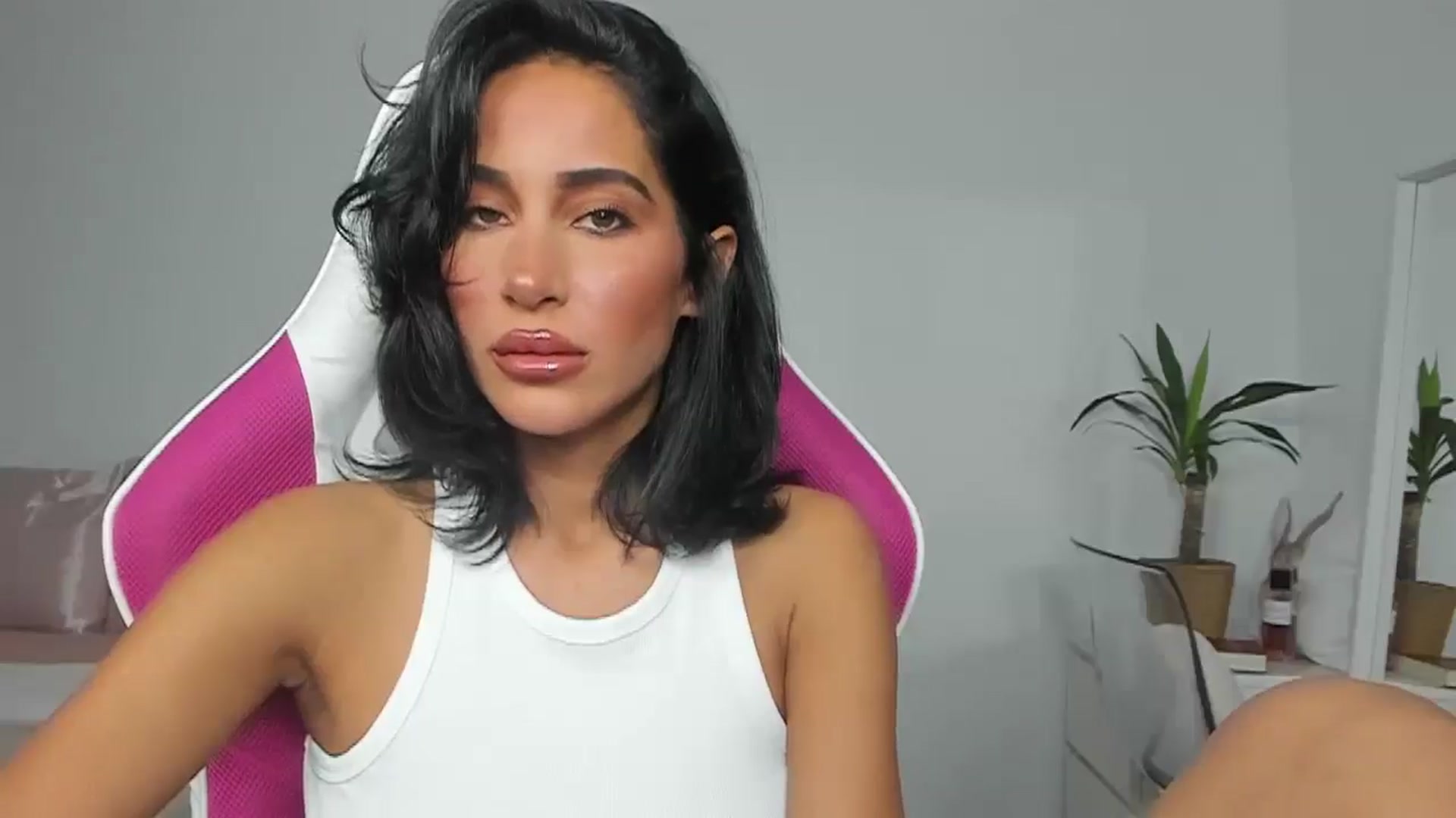 Gallery image thumbnail from Qarinah's myfreecams stream on, 06/07/2025, 24:25 image 8 of 20