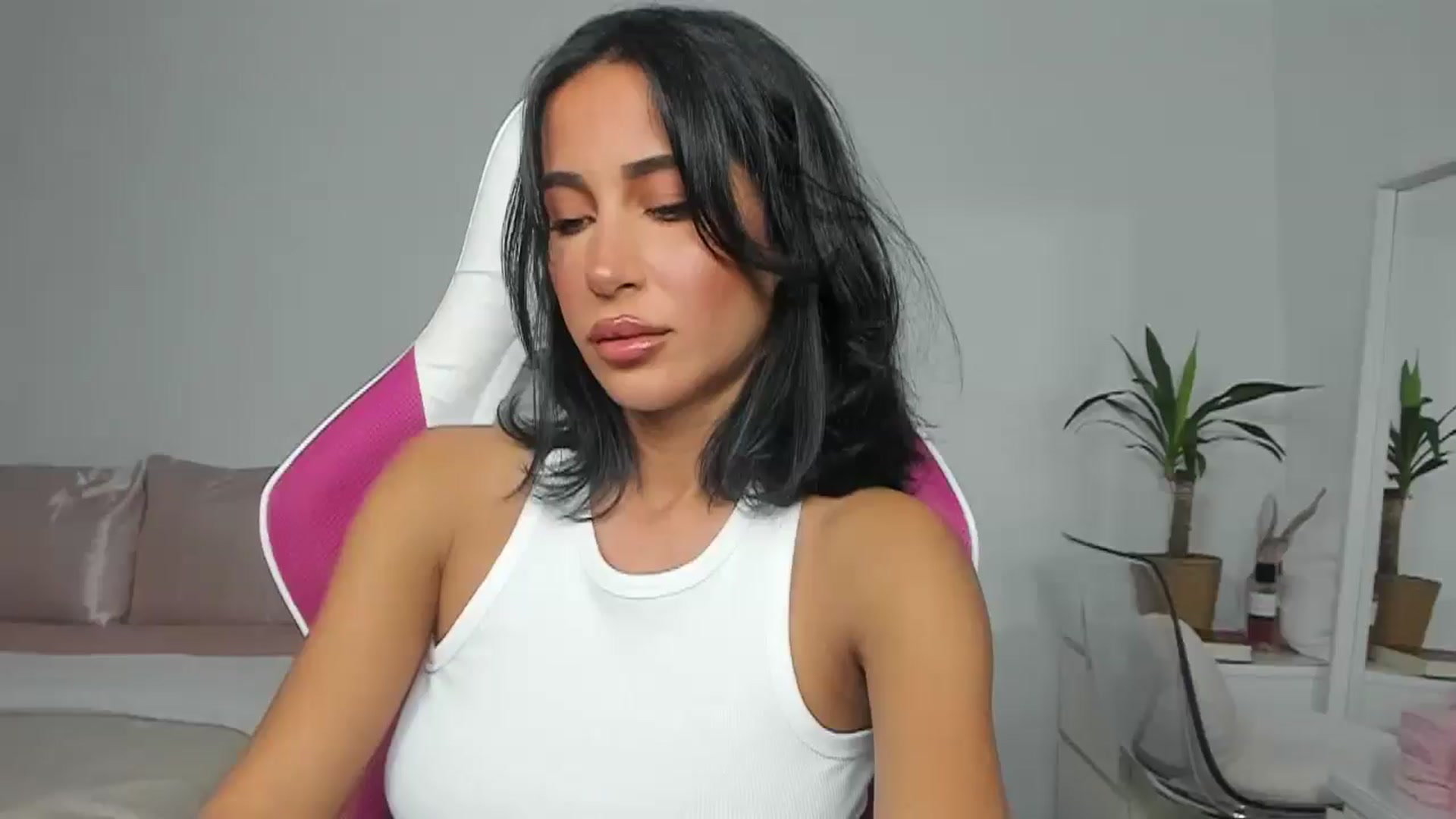 Gallery image thumbnail from Qarinah's myfreecams stream on, 06/07/2025, 24:25 image 2 of 20