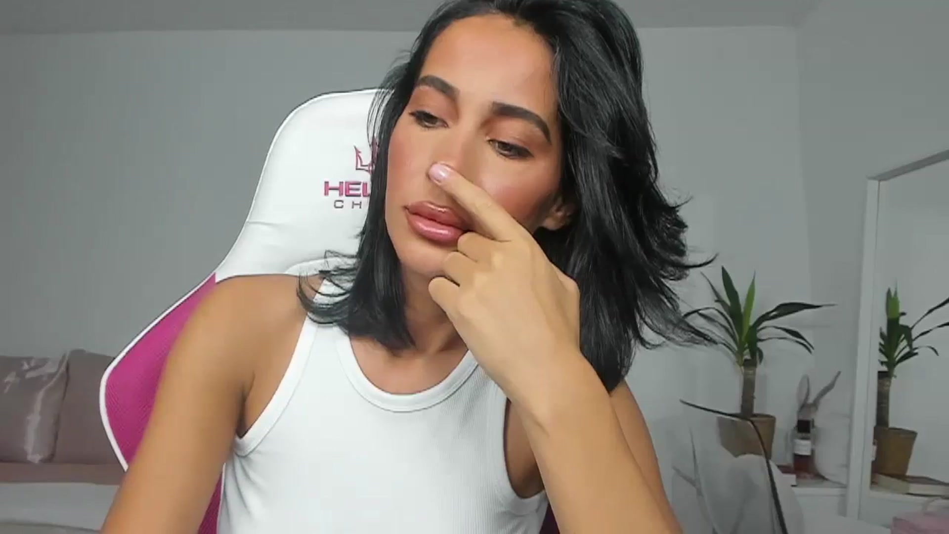 Gallery image thumbnail from Qarinah's myfreecams stream on, 06/07/2025, 24:25 image 15 of 20