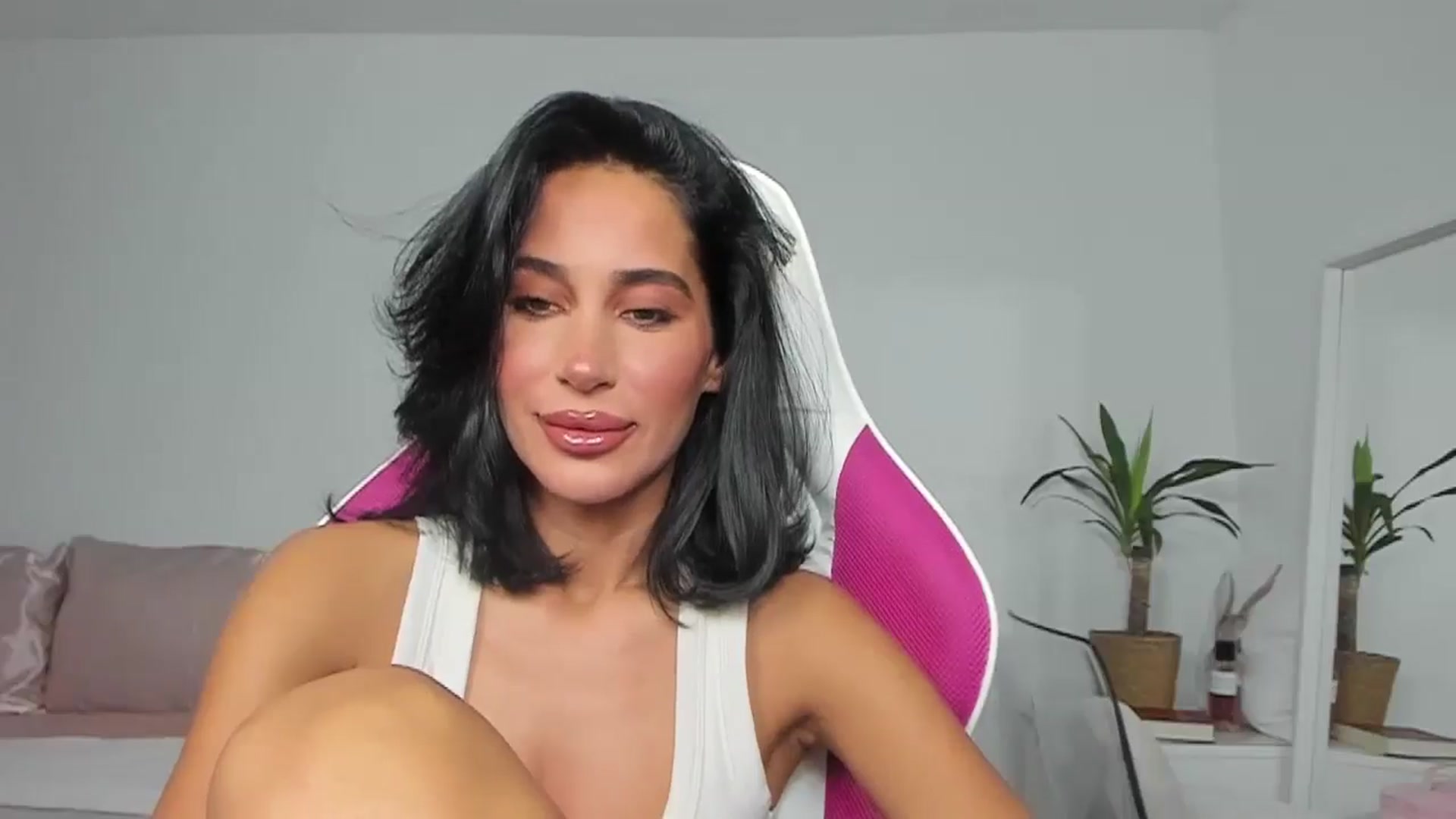 Gallery image thumbnail from Qarinah's myfreecams stream on, 06/08/2025, 23:38 image 11 of 20