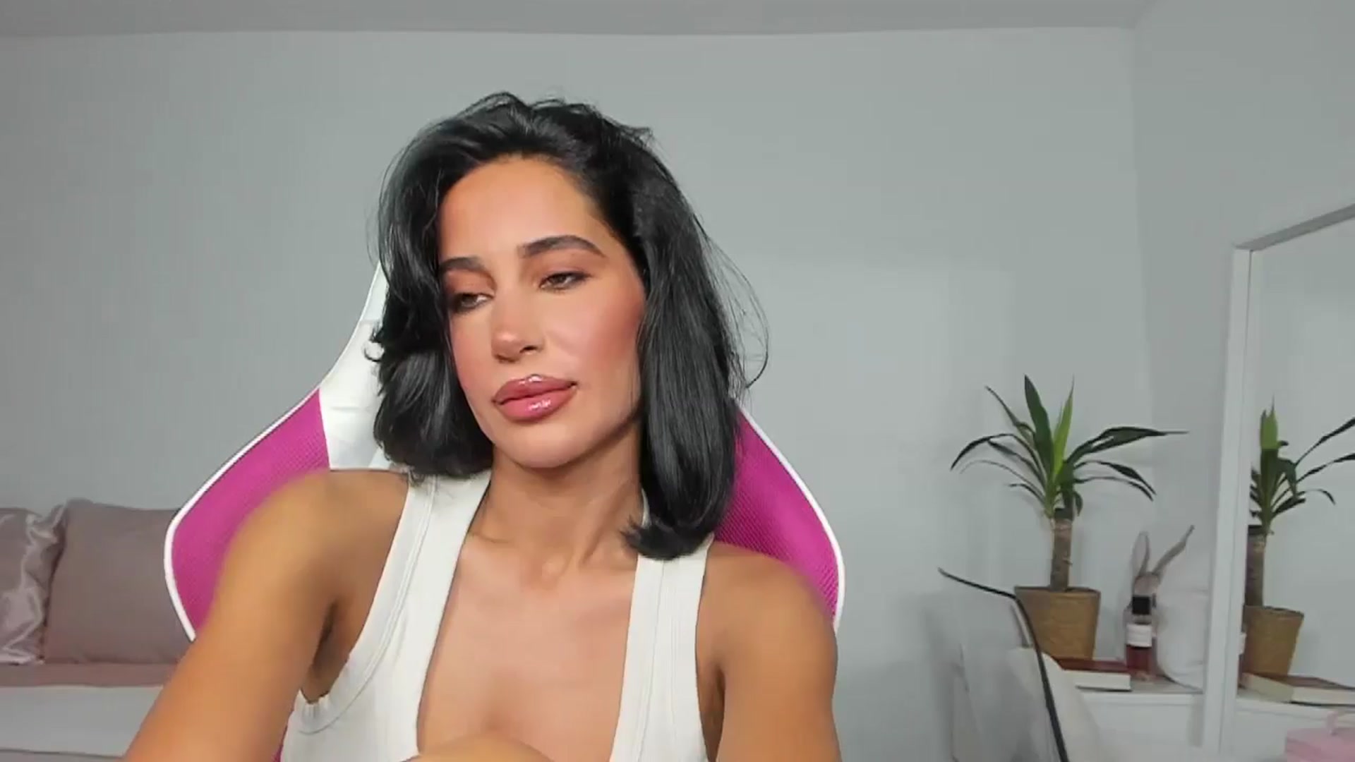 Gallery image thumbnail from Qarinah's myfreecams stream on, 06/08/2025, 23:38 image 14 of 20